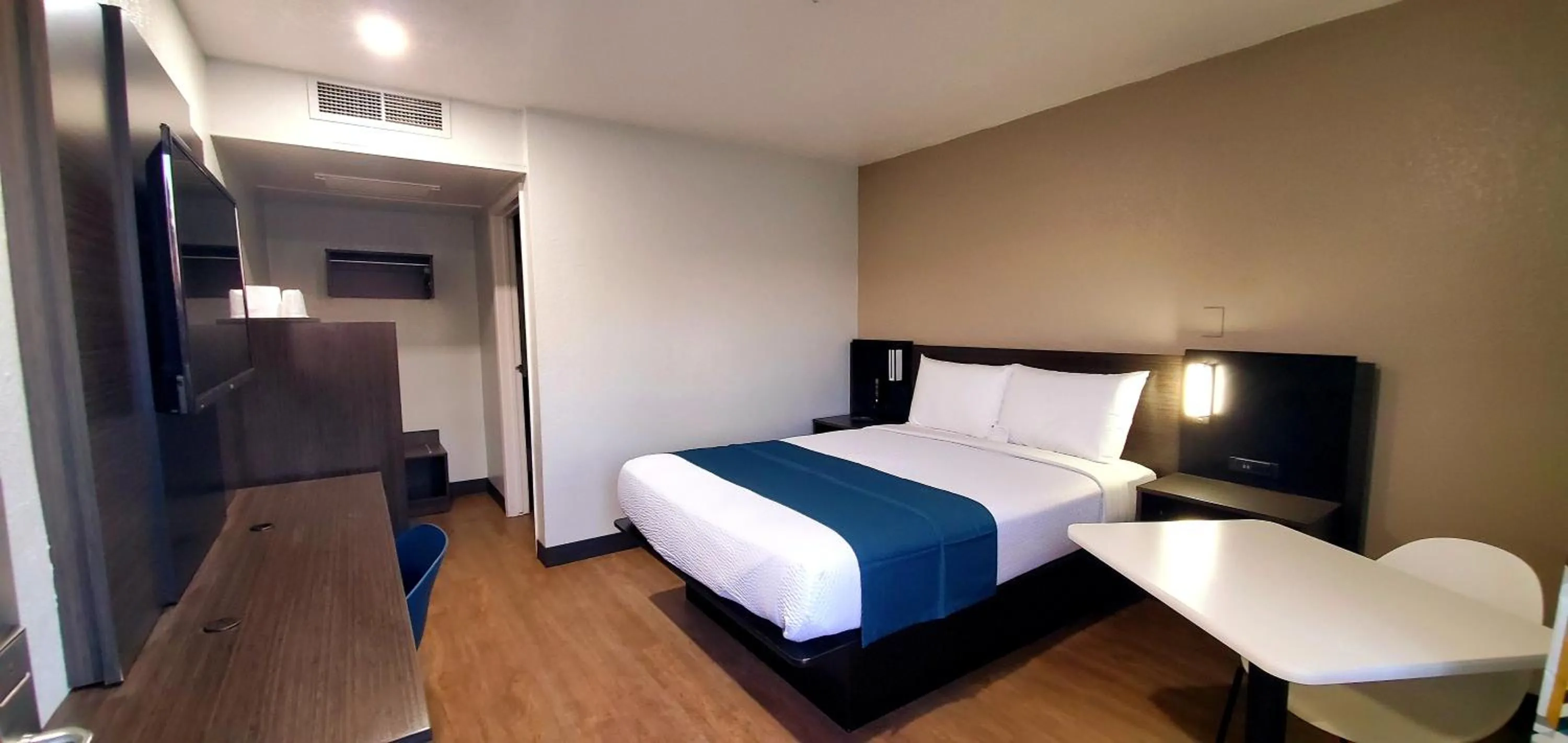 Bedroom in Motel 6-Palmdale, CA