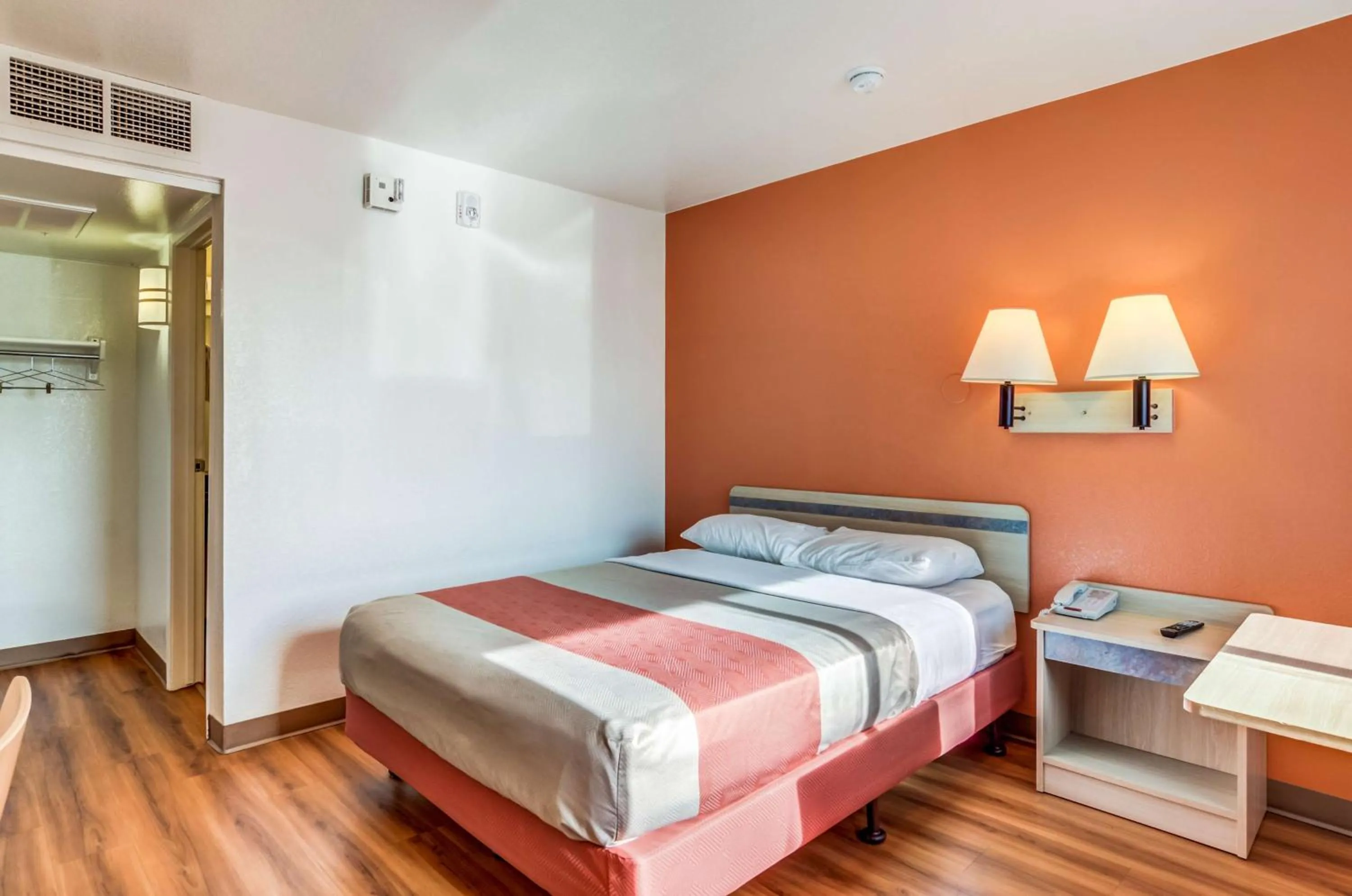 Photo of the whole room, Bed in Motel 6 Fort Collins, CO