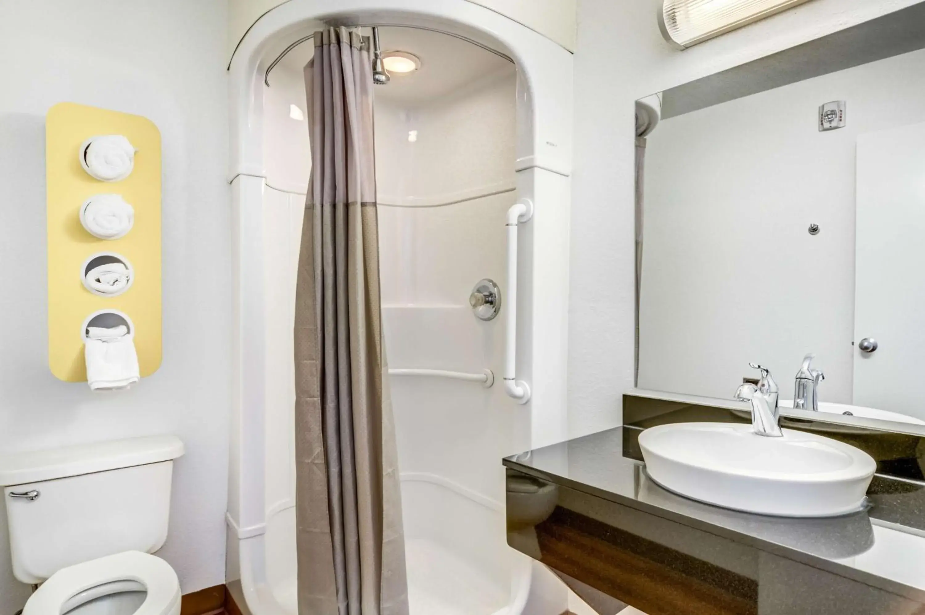 Queen Room in Motel 6 Fort Collins, CO Queen Room in Motel 6 Fort Collins, CO