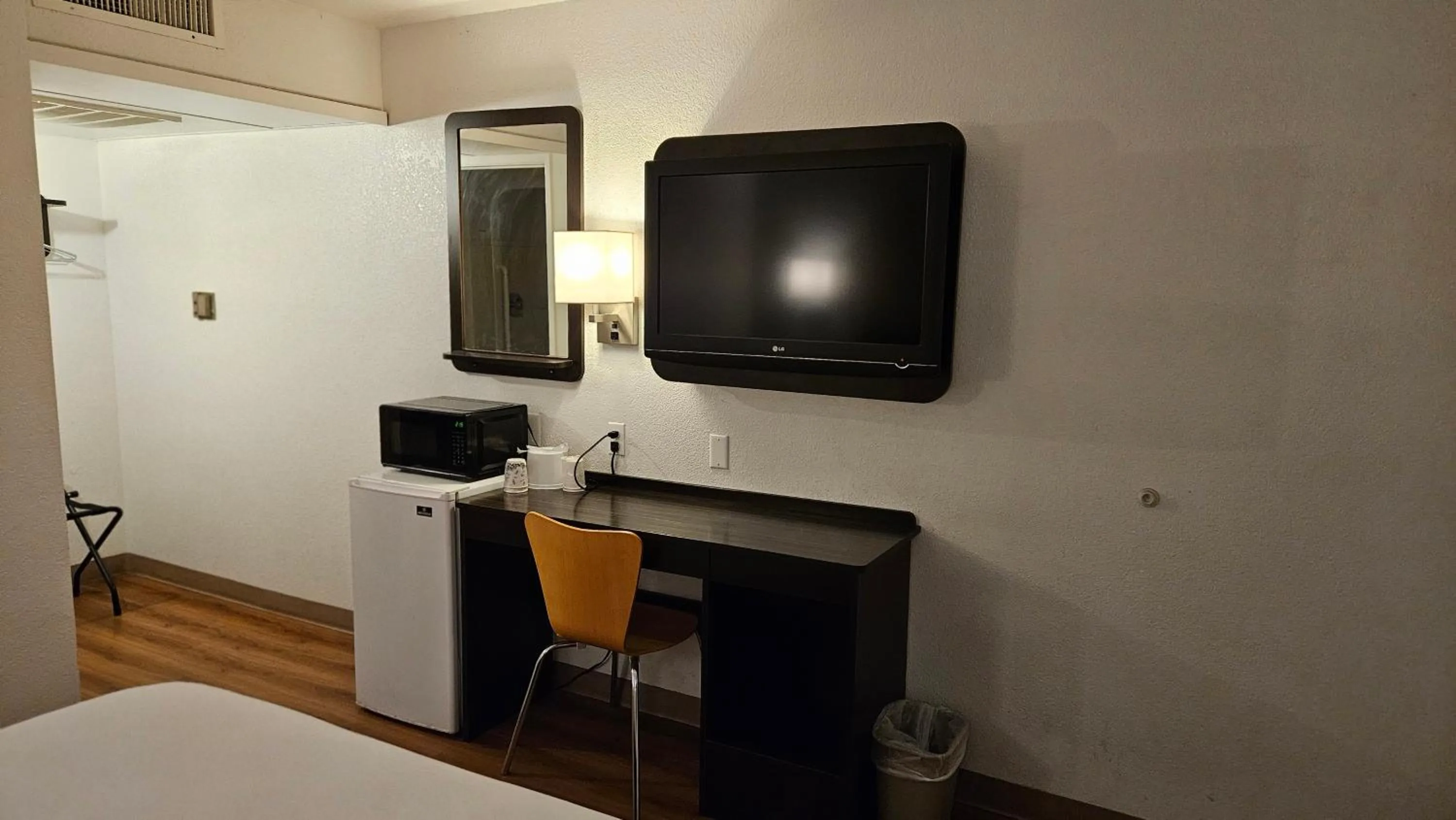 TV and multimedia, Bed in Motel 6-Blythe, CA