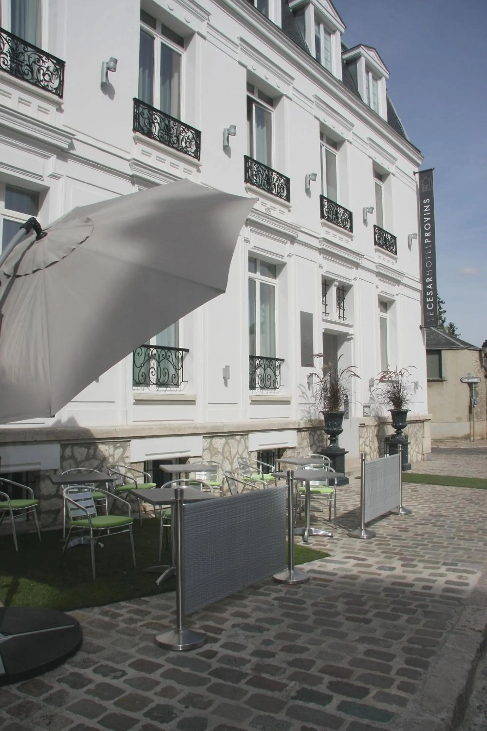Facade/entrance in Le César Hôtel