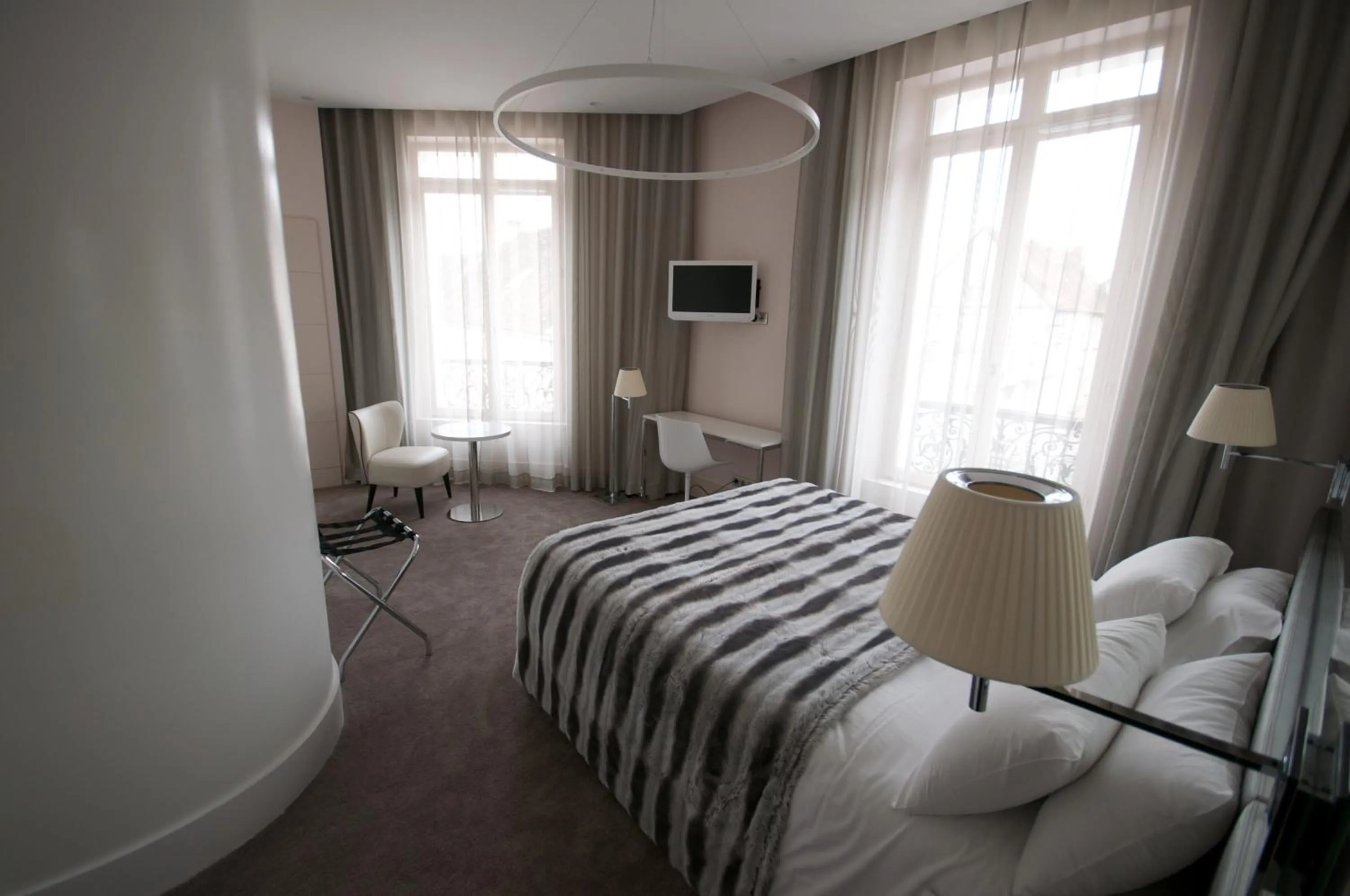 Photo of the whole room, Bed in Le César Hôtel