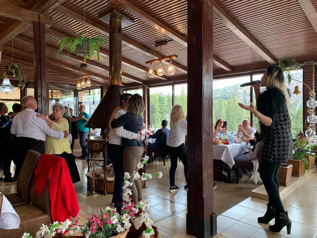 Restaurant/places to eat in Cabana Trei Brazi