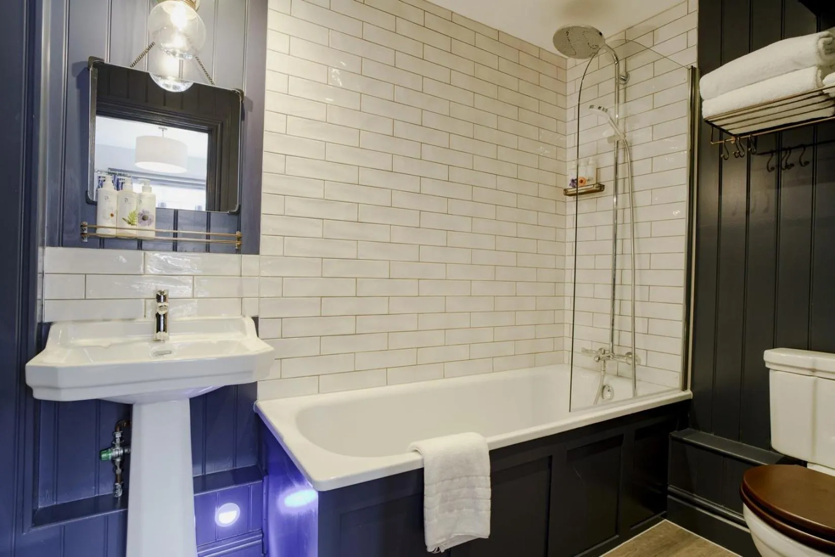 Bathroom in Bel and The Dragon at Red Lion Wendover