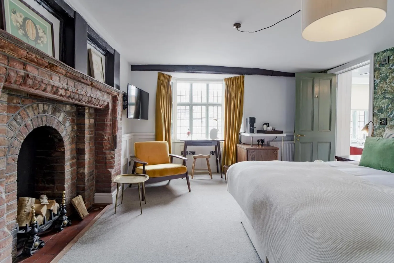 Photo of the whole room, Bed in Bel and The Dragon at Red Lion Wendover