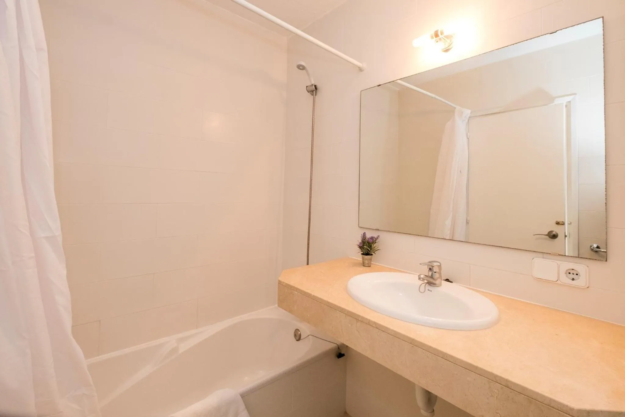 Bathroom in Girasol Garden Superior 2