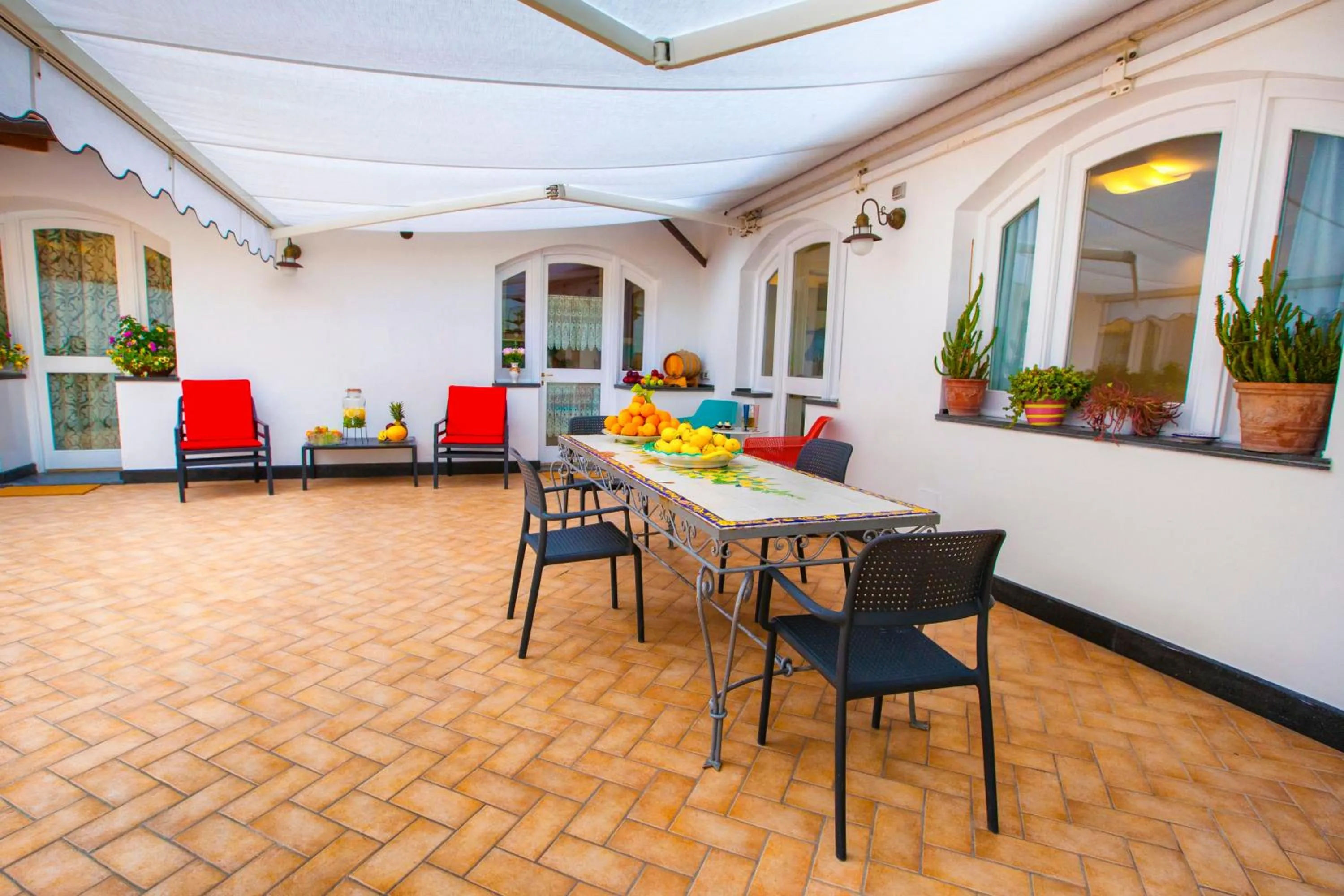 Communal lounge/ TV room in San Nicola B&B