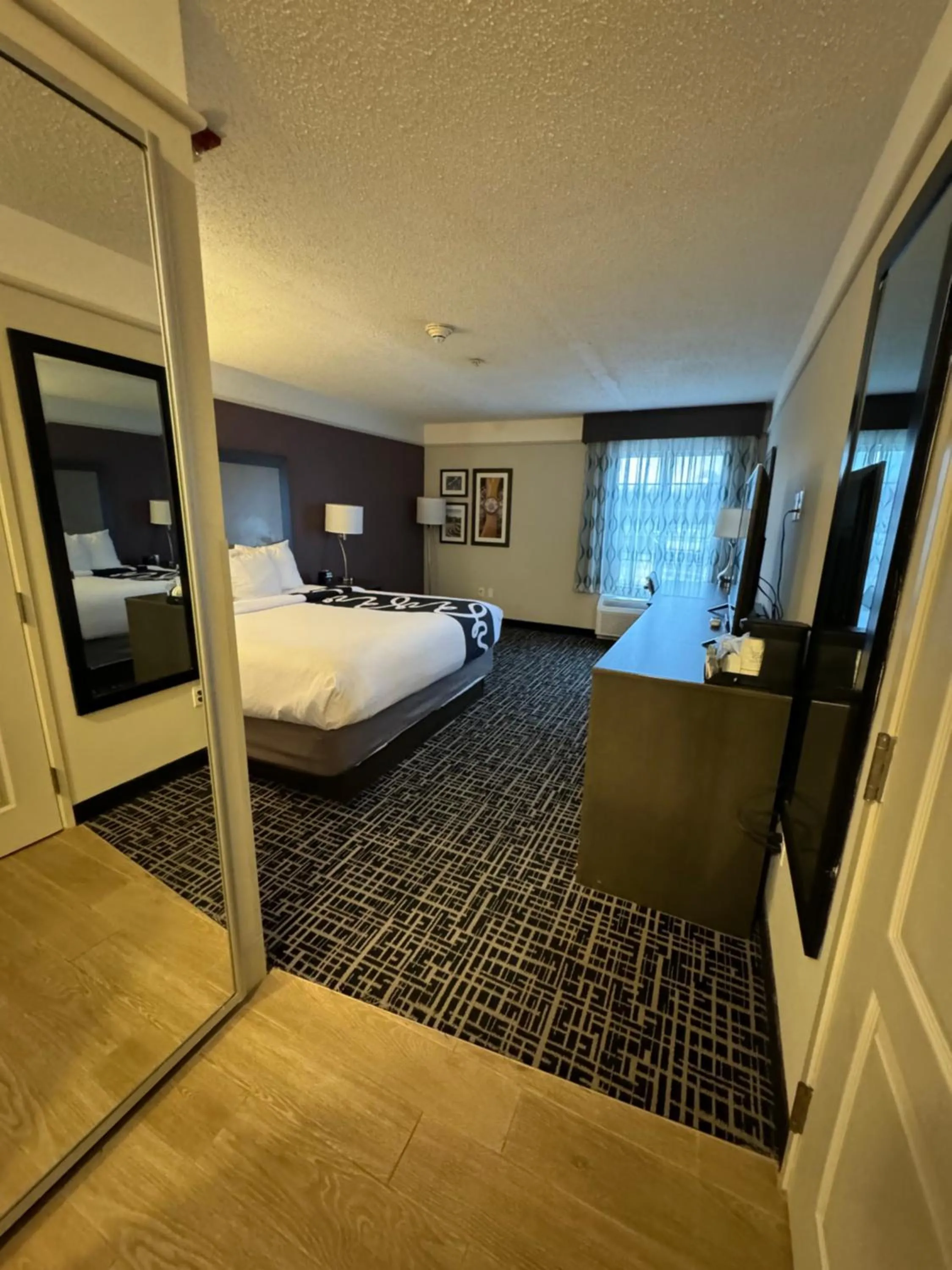 Bed in La Quinta by Wyndham Cincinnati Airport Florence