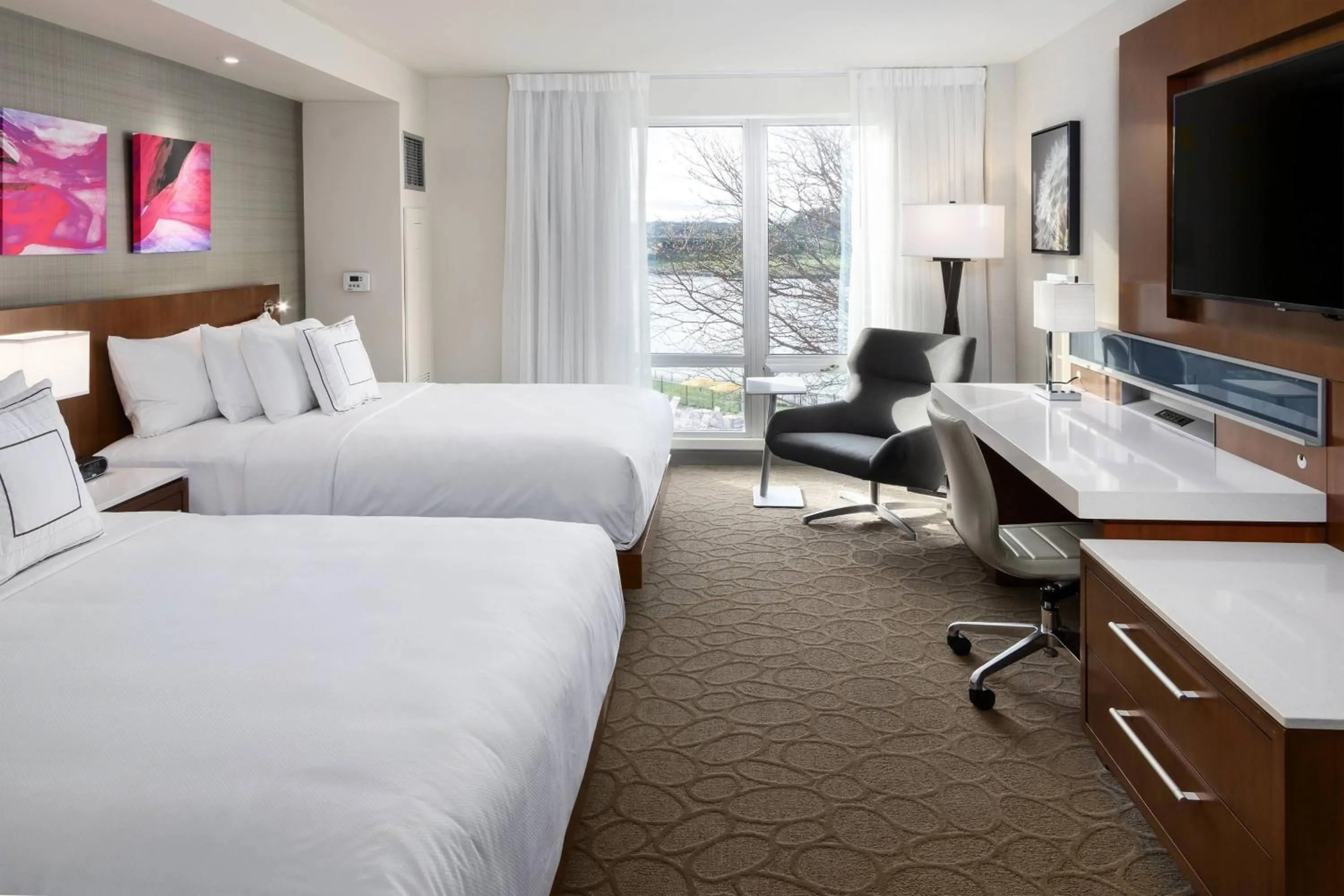 Photo of the whole room, Bed in South Sioux City Marriott Riverfront