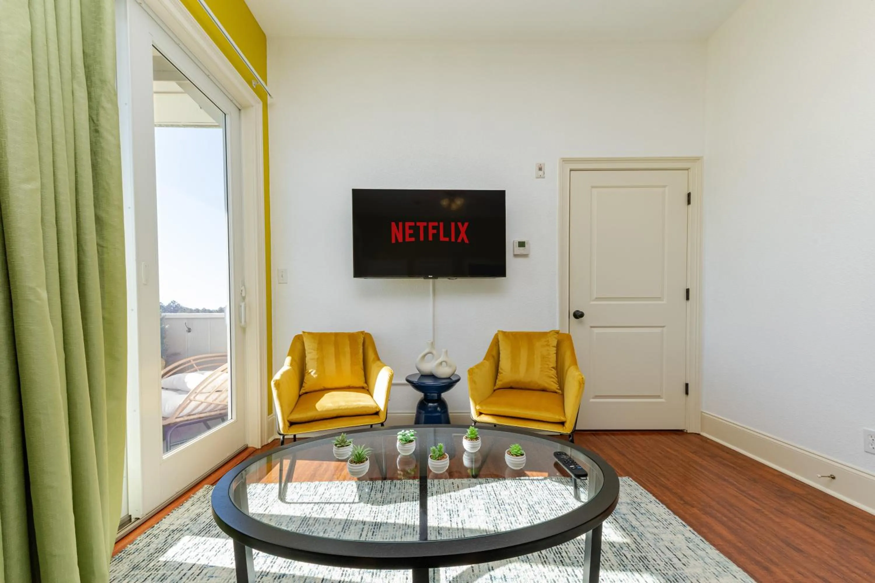 TV and multimedia in 30-A Inn & Suites