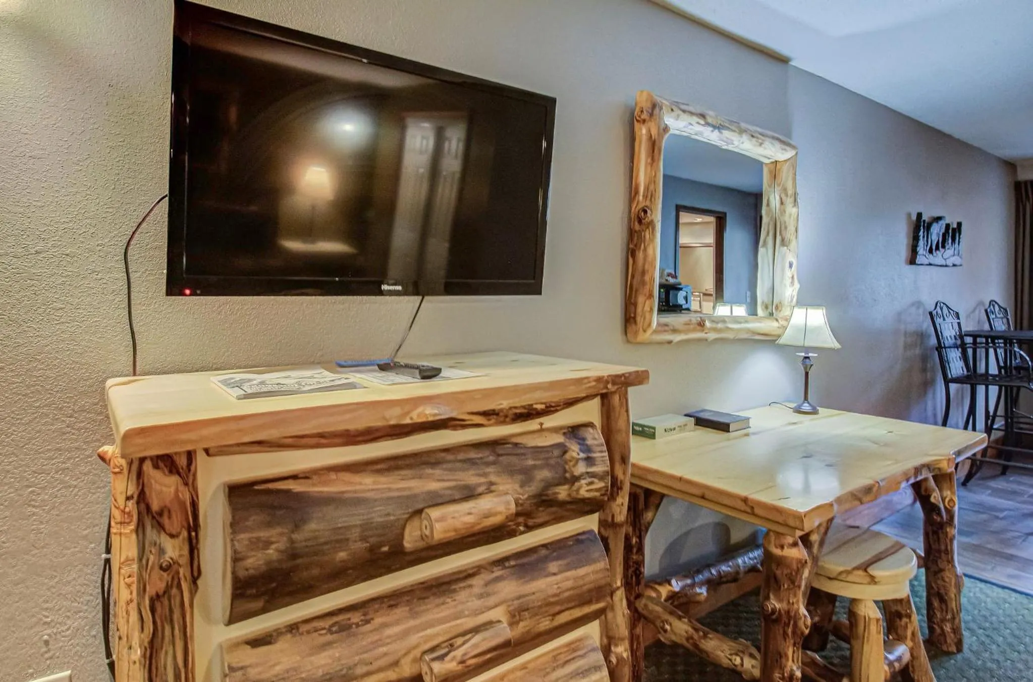 Communal lounge/ TV room in Brookside Lodge