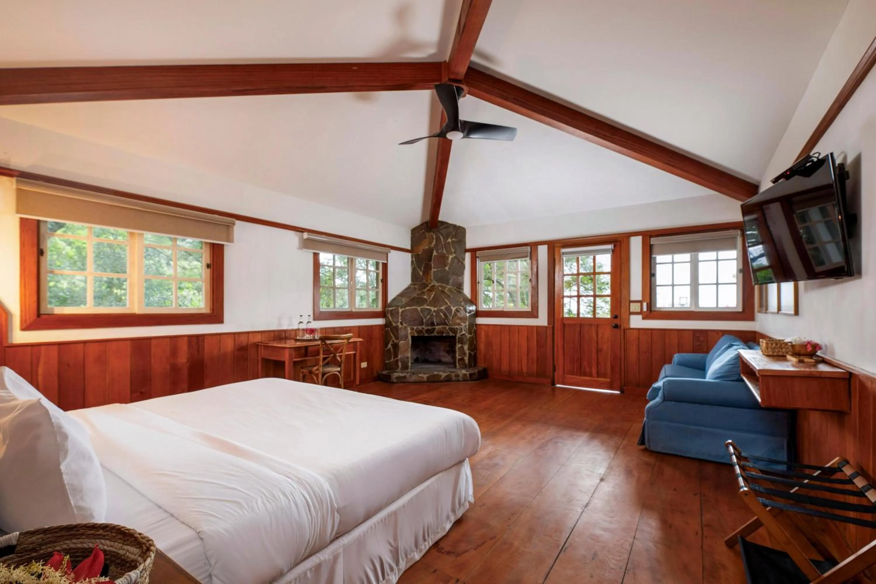 Photo of the whole room, Bed in Hotel Finca Lerida Coffee Plantation and Boutique Hotel