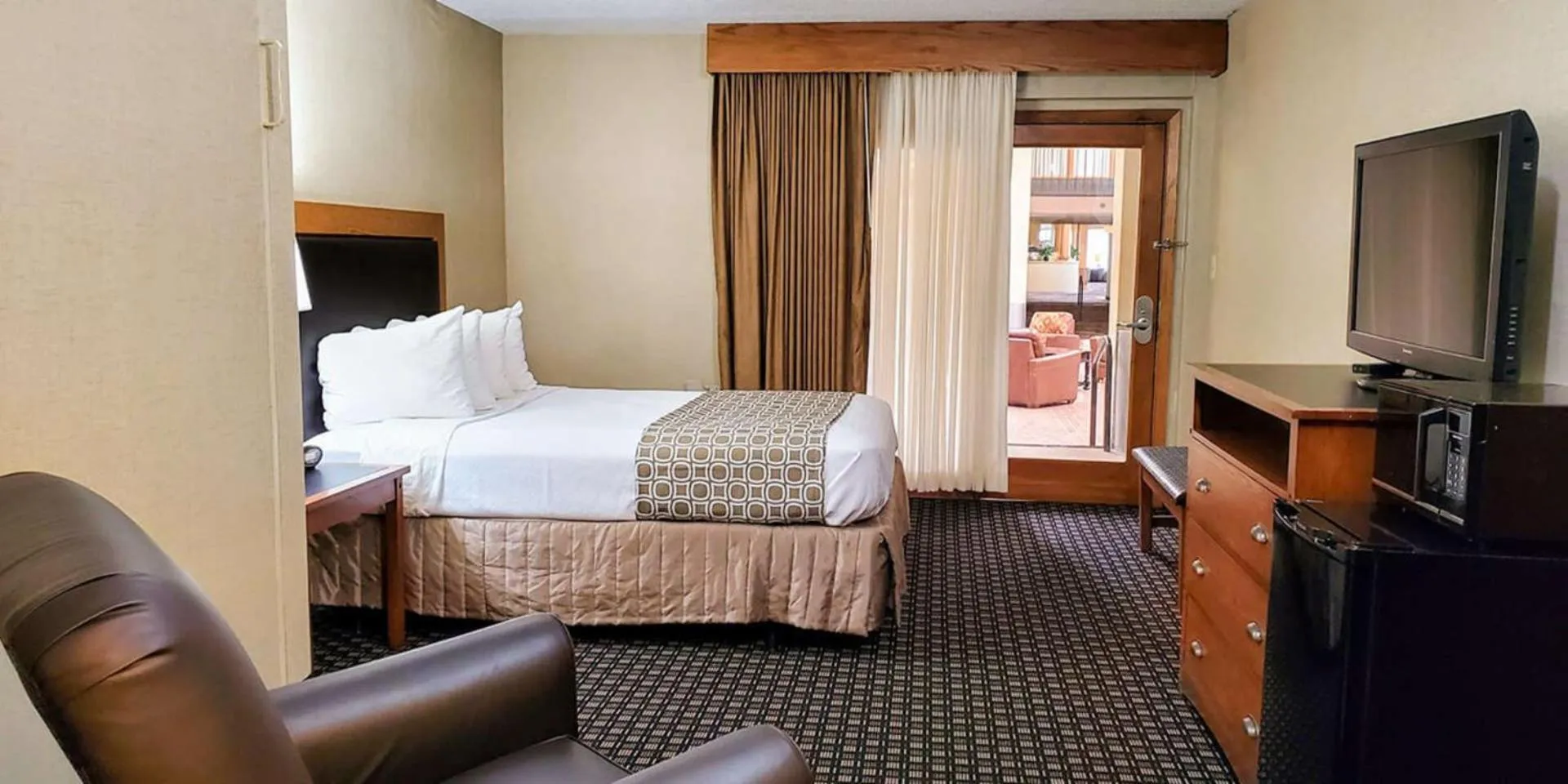 Bed in Ramkota Hotel Pierre