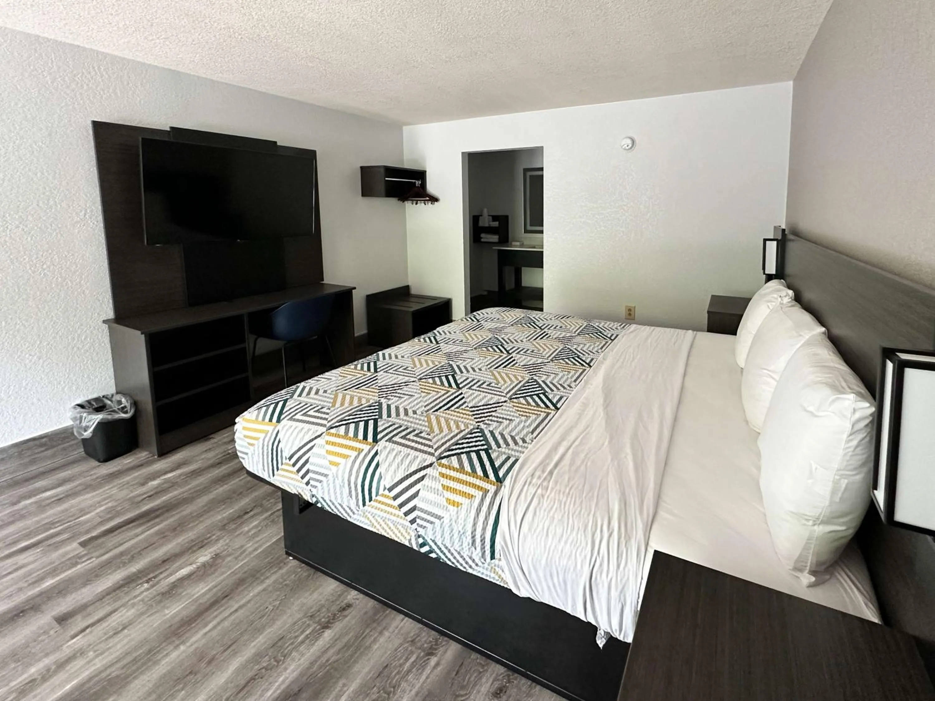 Bedroom, Bed in Motel 6 Spartanburg, SC Northwest Business 85