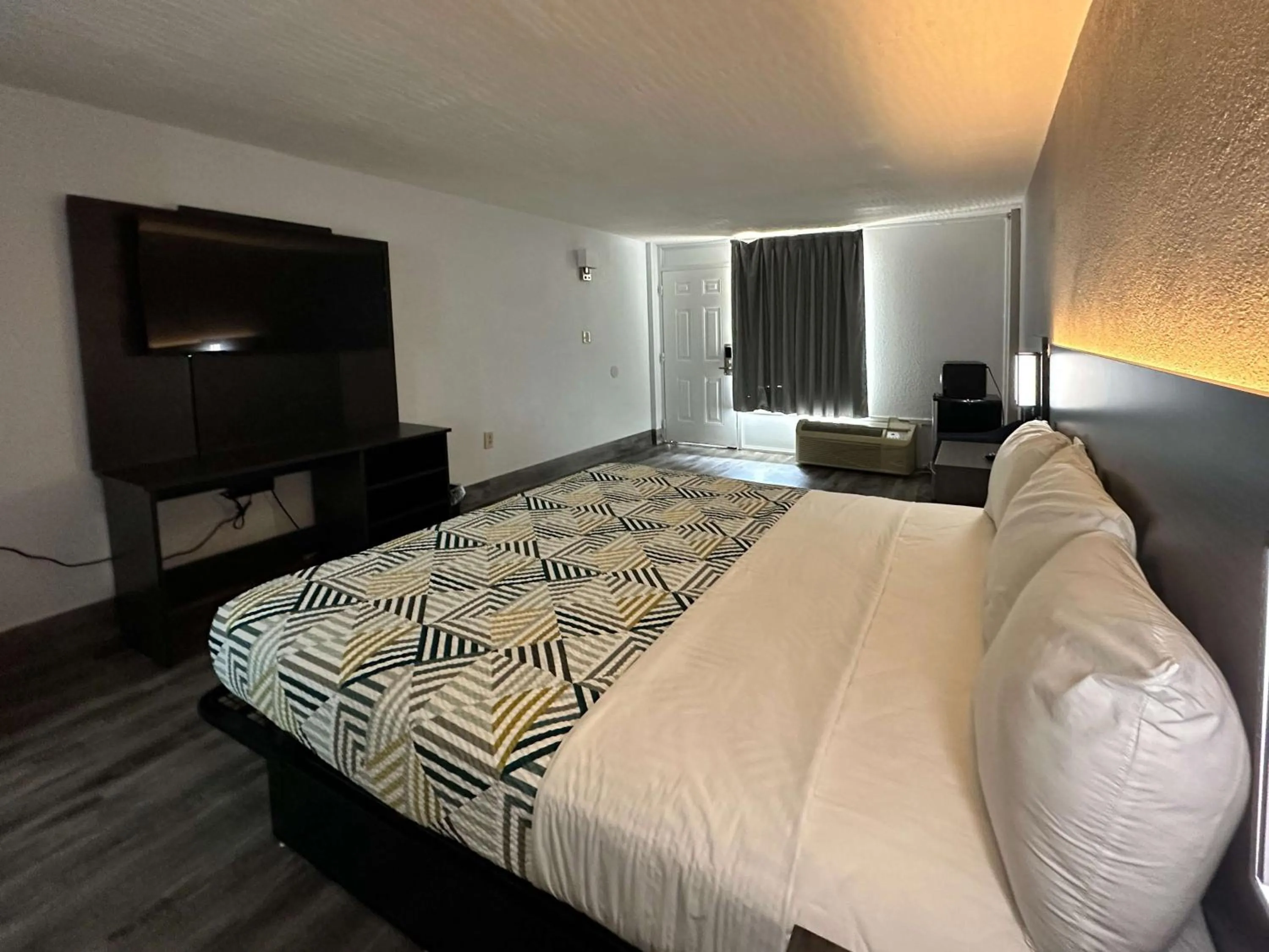 Bedroom, Bed in Motel 6 Spartanburg, SC Northwest Business 85