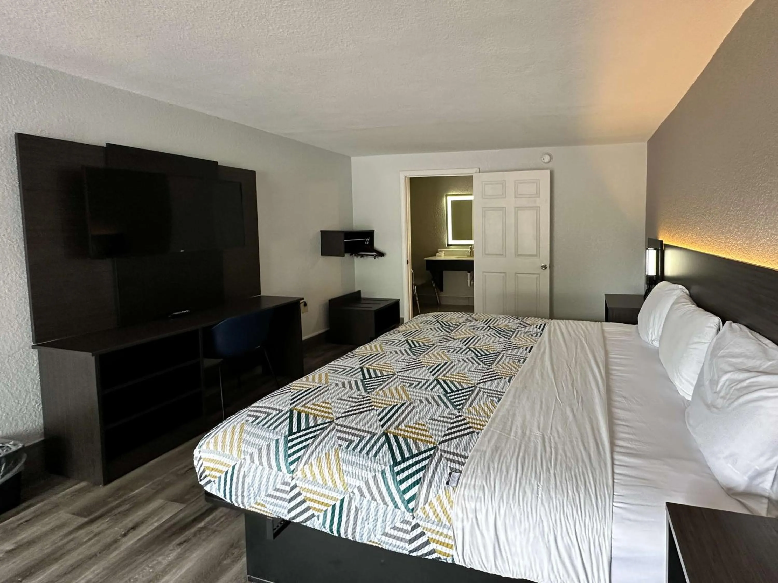 Bedroom, Bed in Motel 6 Spartanburg, SC Northwest Business 85