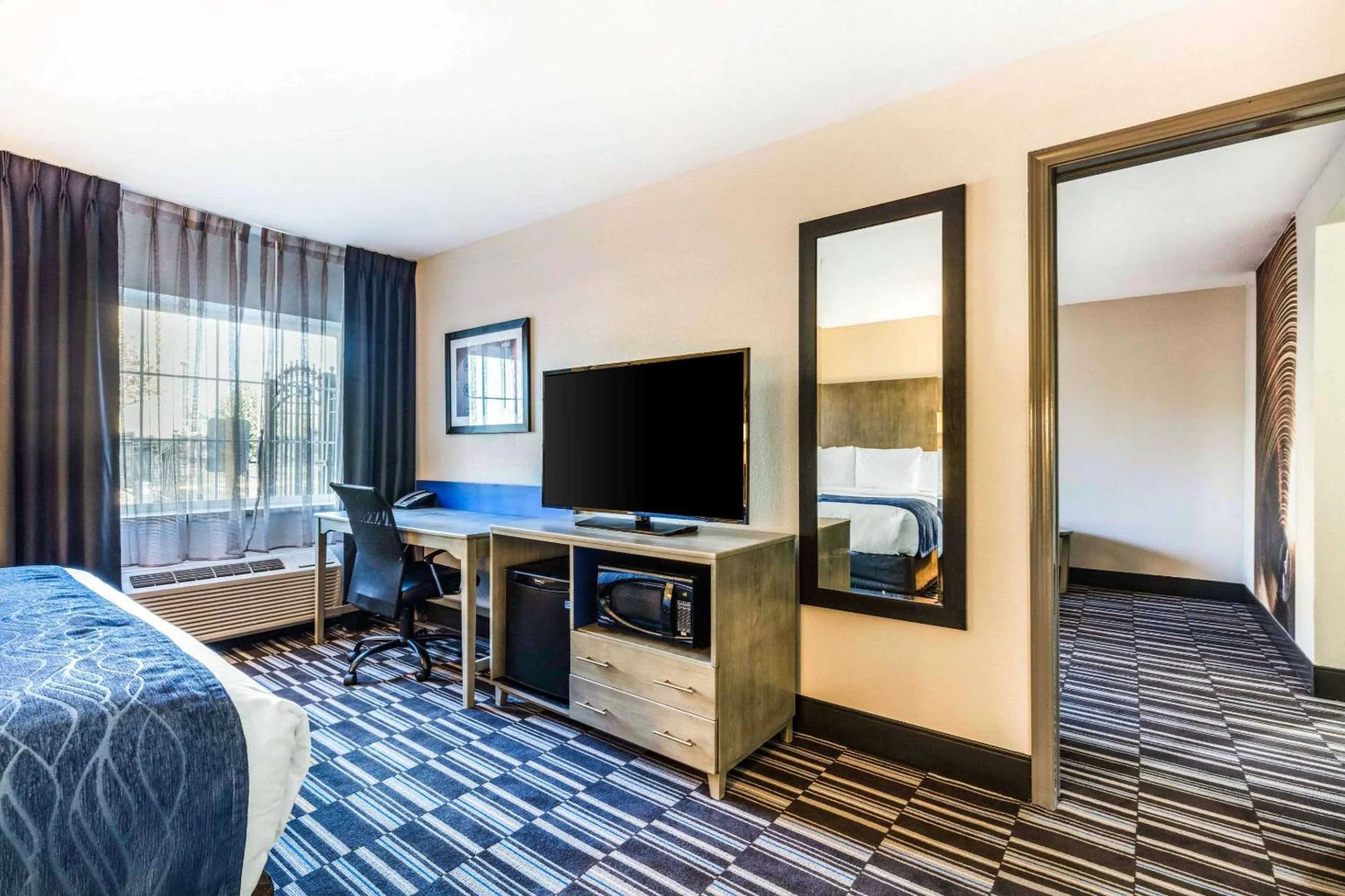 Photo of the whole room, Bed in Comfort Inn Memphis Airport West