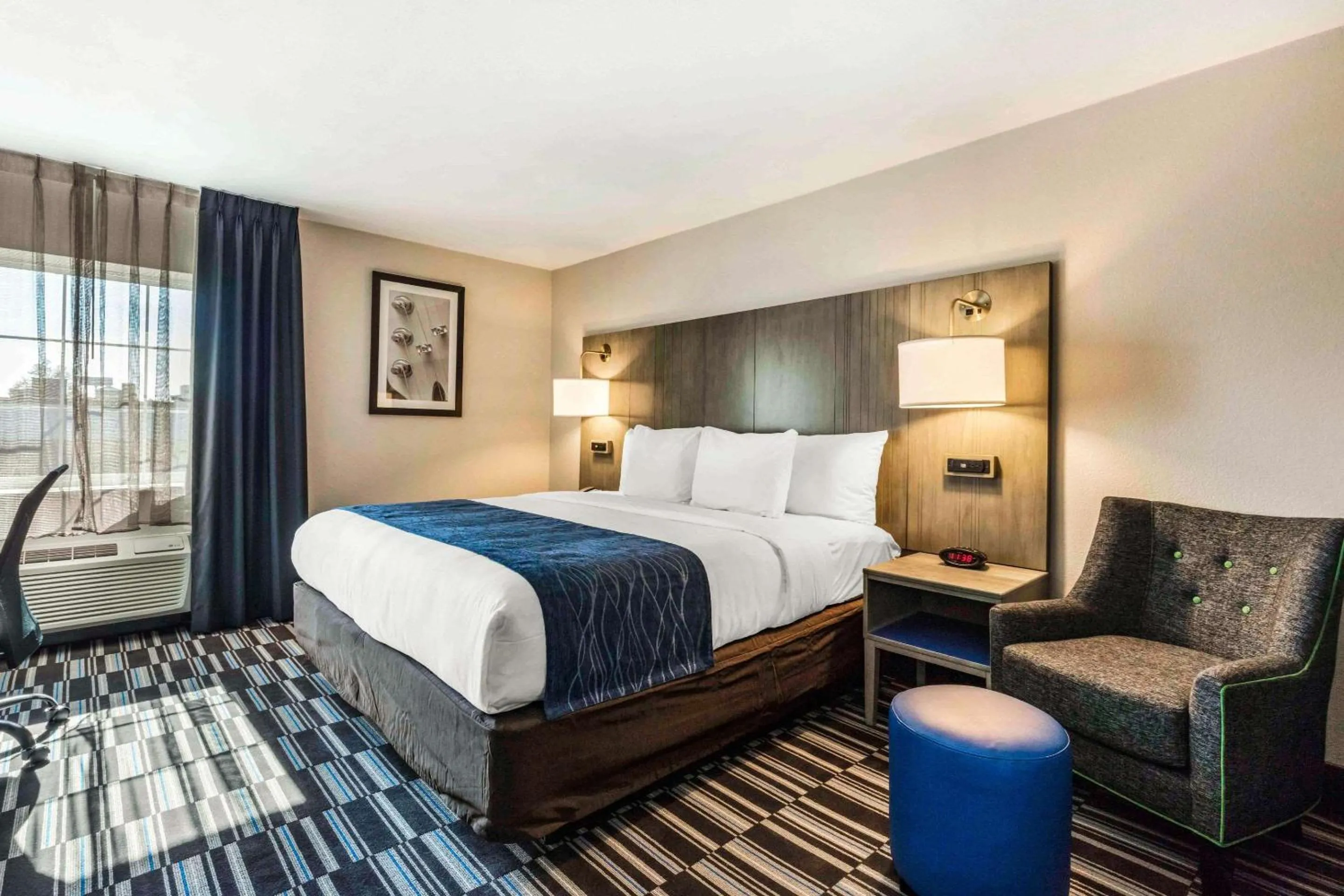 Photo of the whole room, Bed in Comfort Inn Memphis Airport West