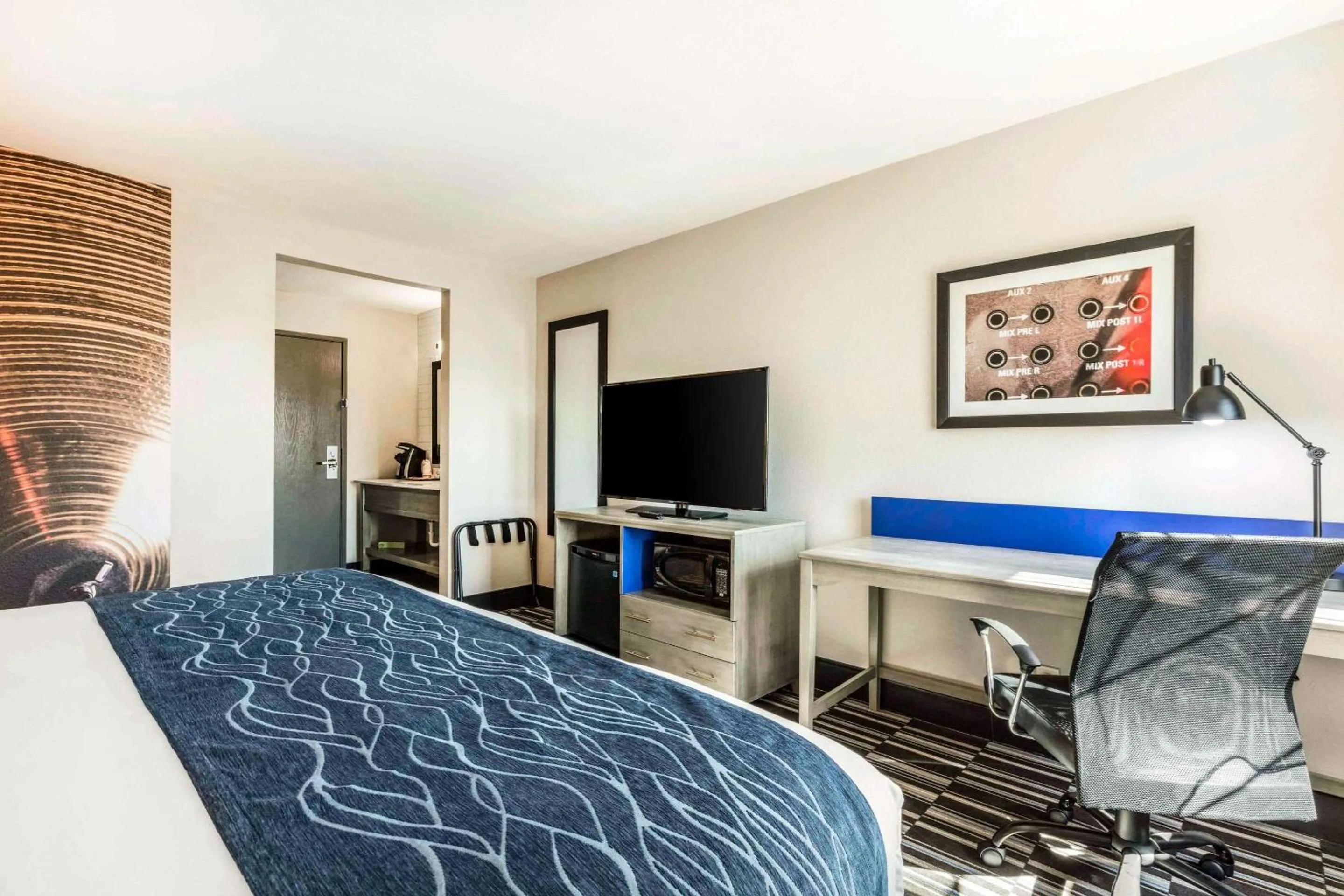 Photo of the whole room, Bed in Comfort Inn Memphis Airport West