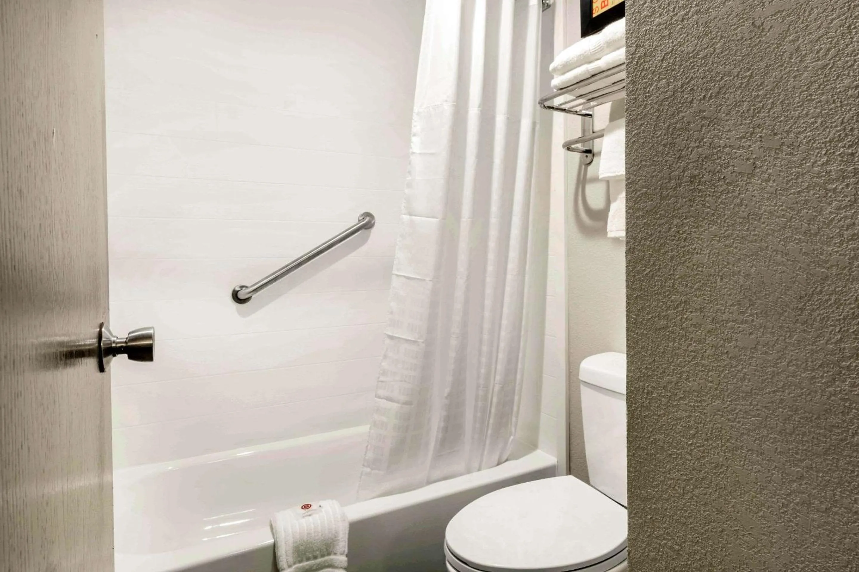 Bathroom in Comfort Inn Memphis Airport West