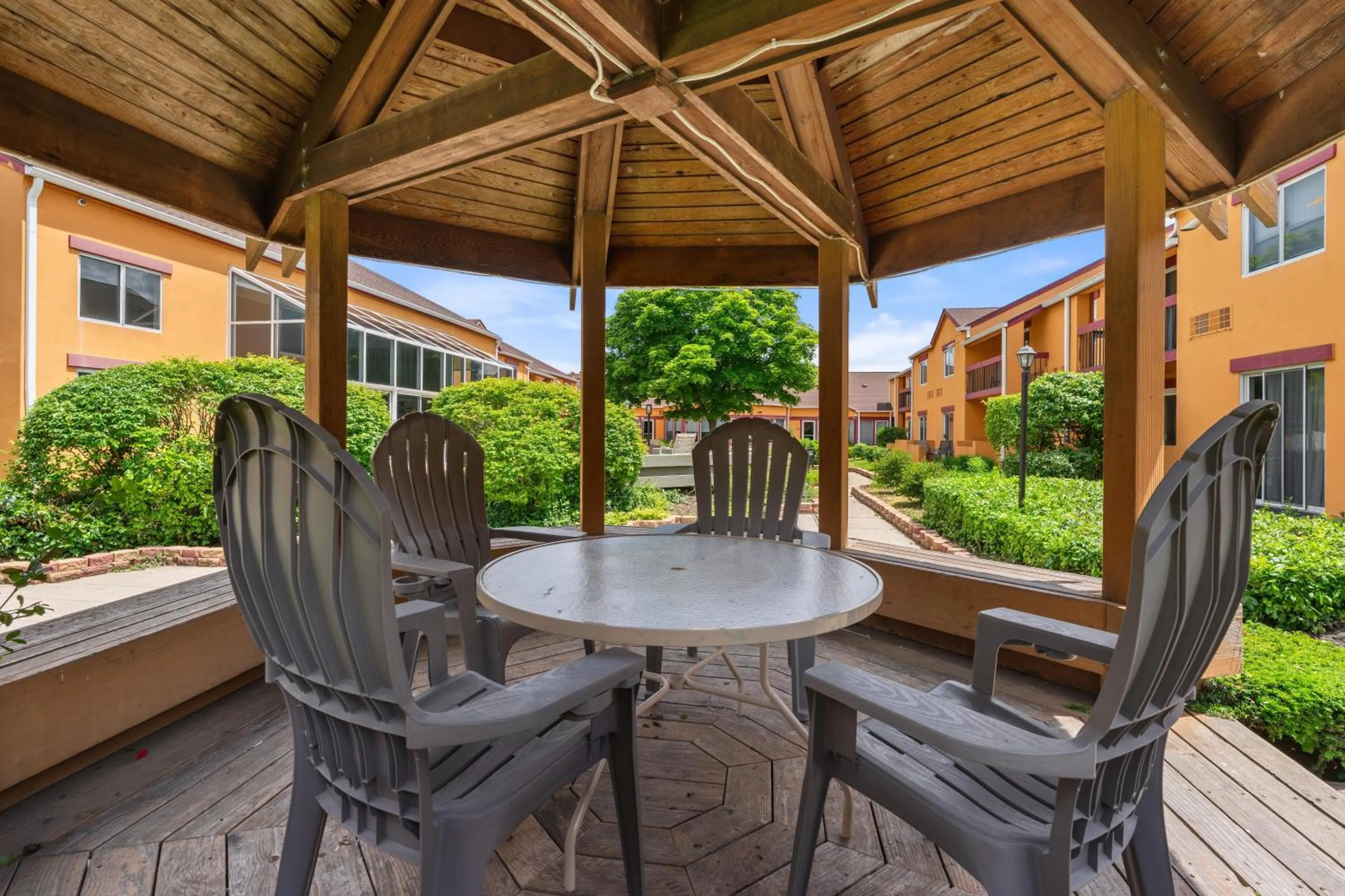 Inner courtyard view in Chicago Club Inn & Suite
