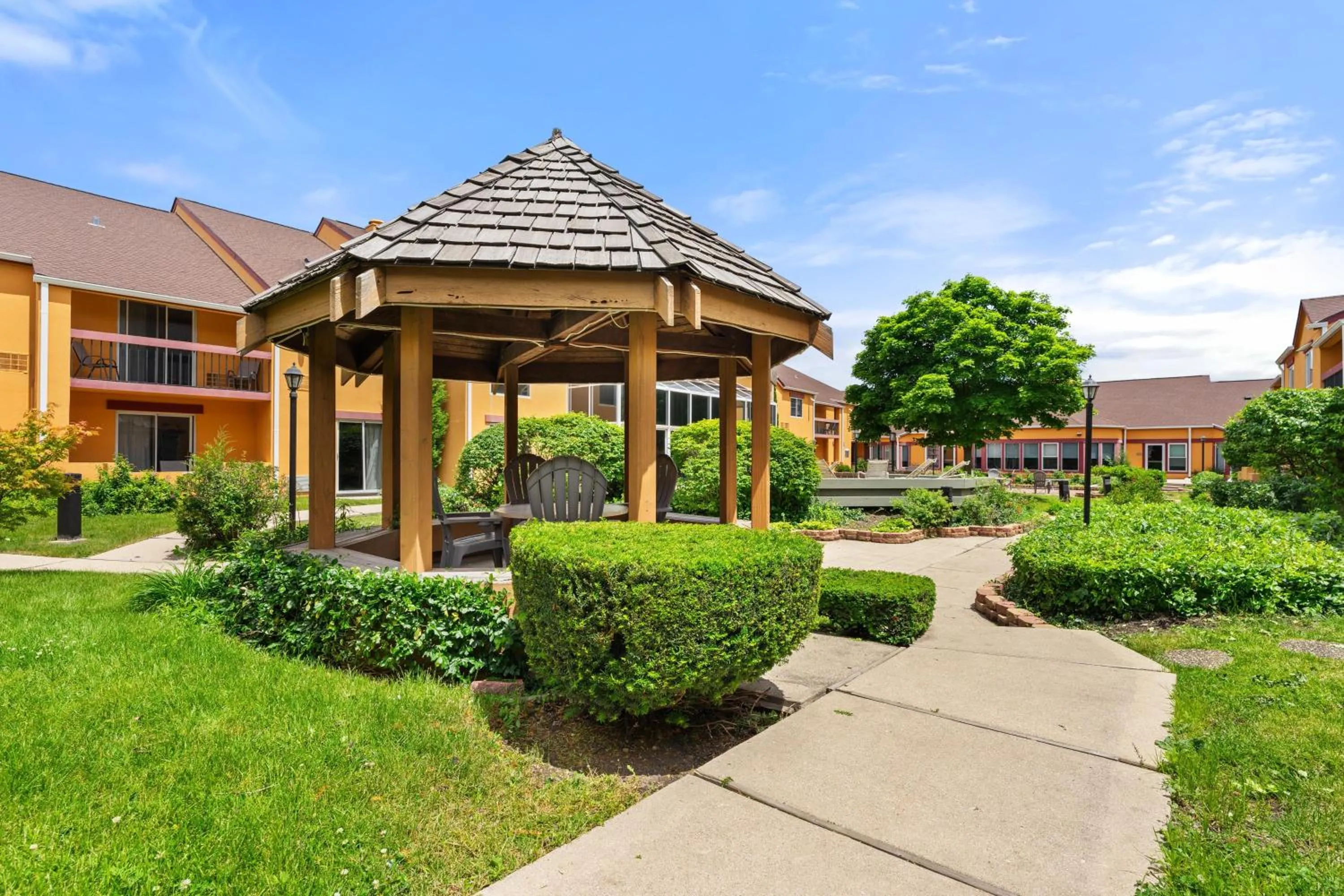 Inner courtyard view in Chicago Club Inn & Suite