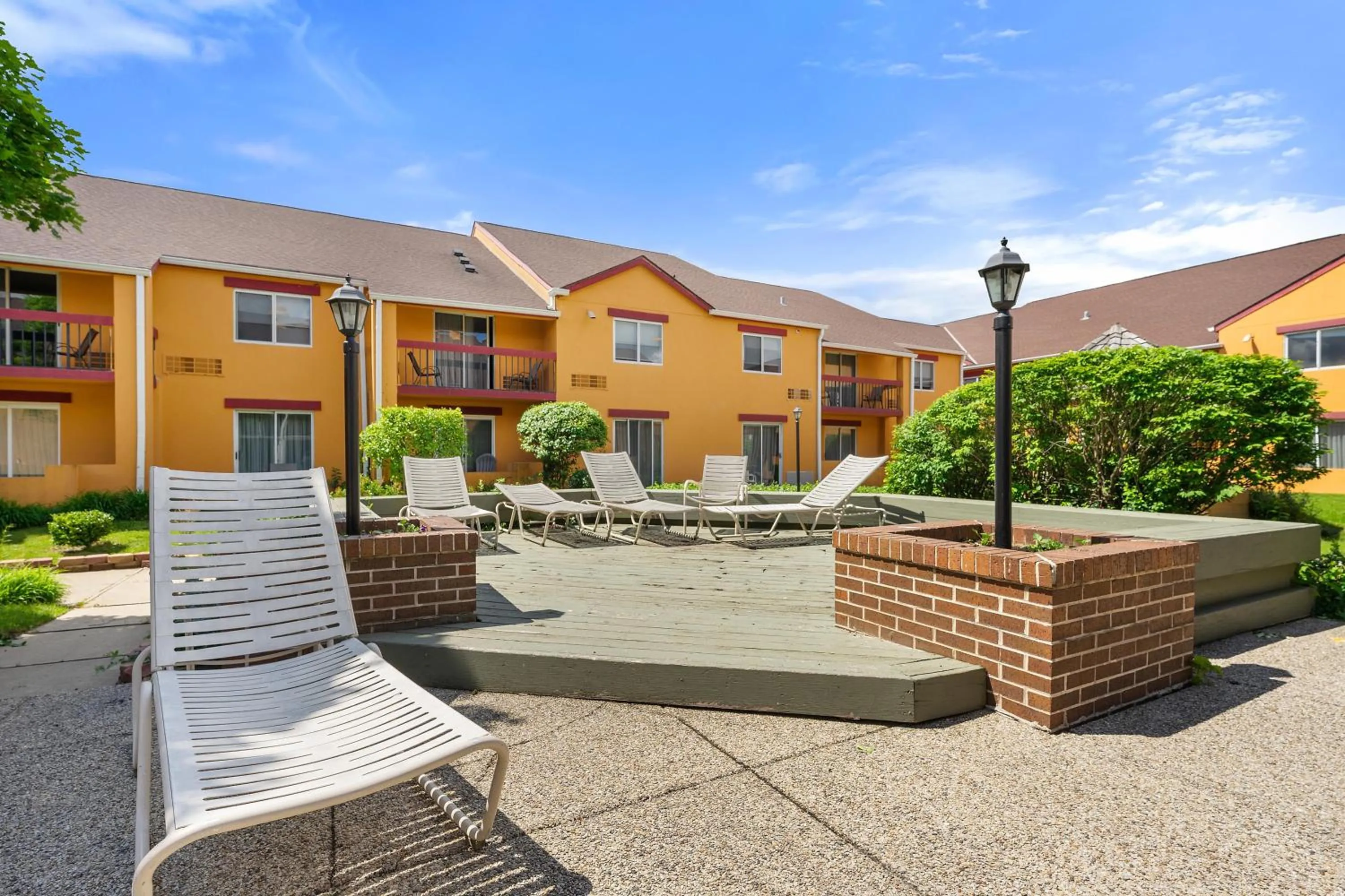 Patio in Chicago Club Inn & Suite