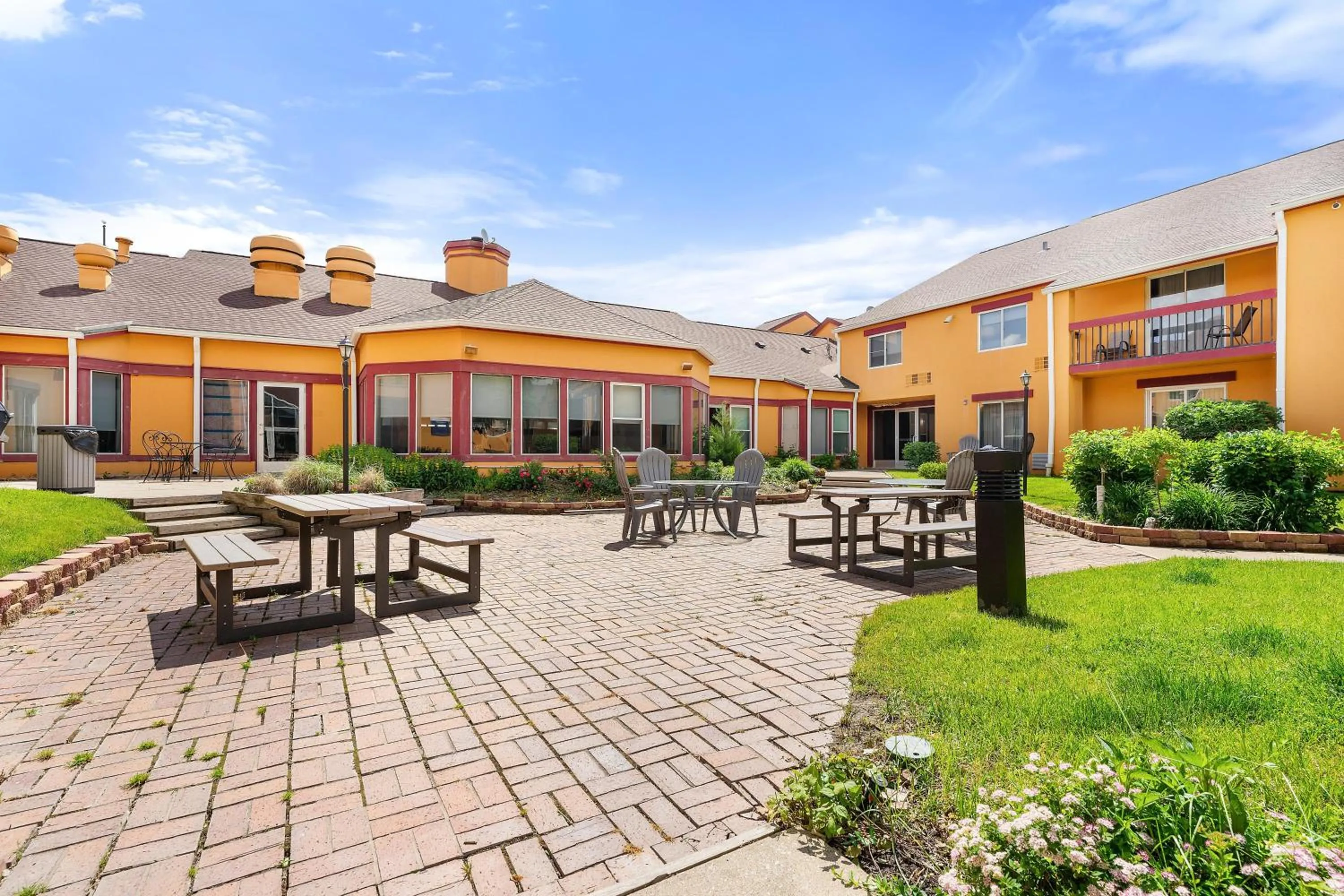 Inner courtyard view in Chicago Club Inn & Suite