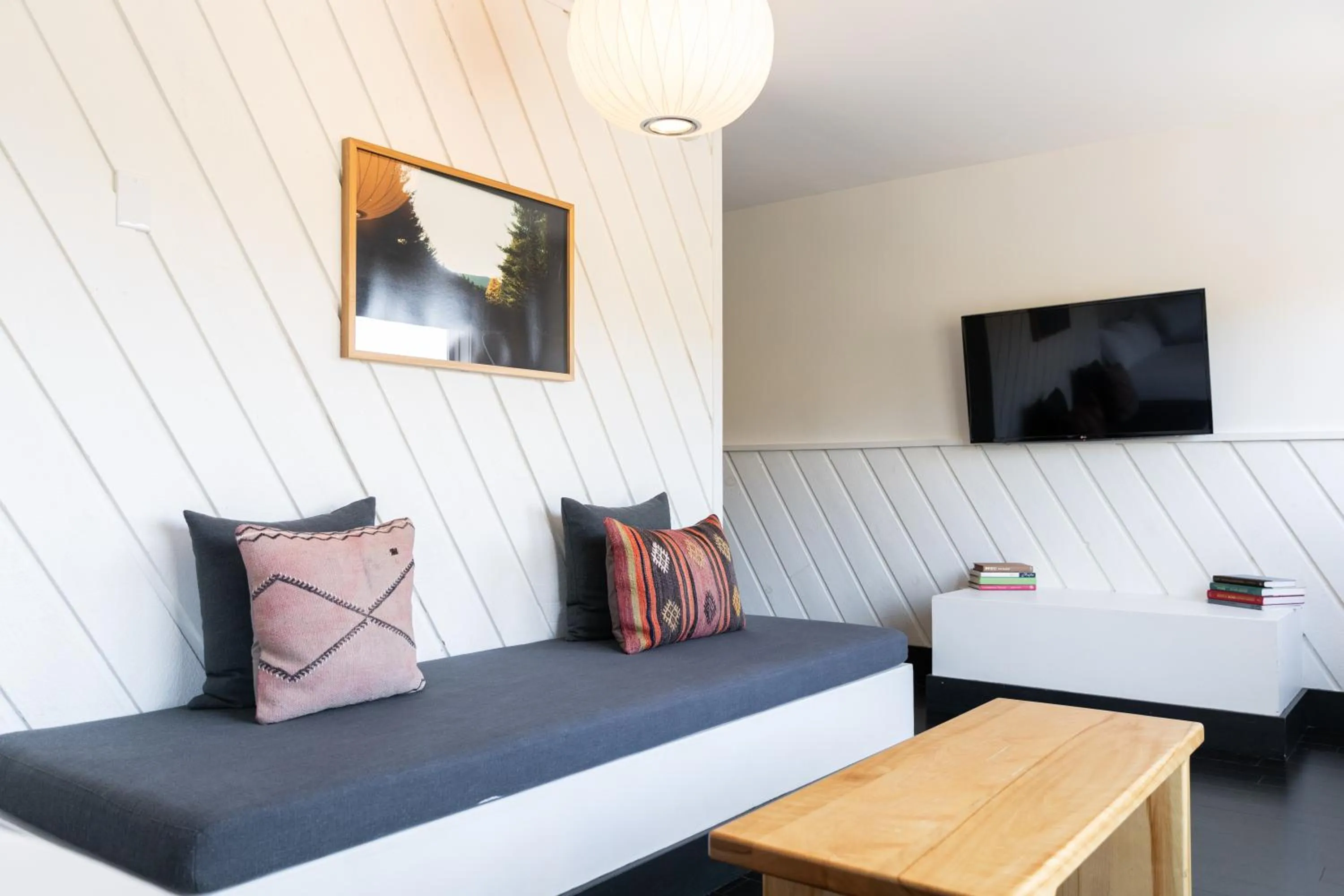 Communal lounge/ TV room in Scribner's Catskill Lodge, a Member of Design Hotels