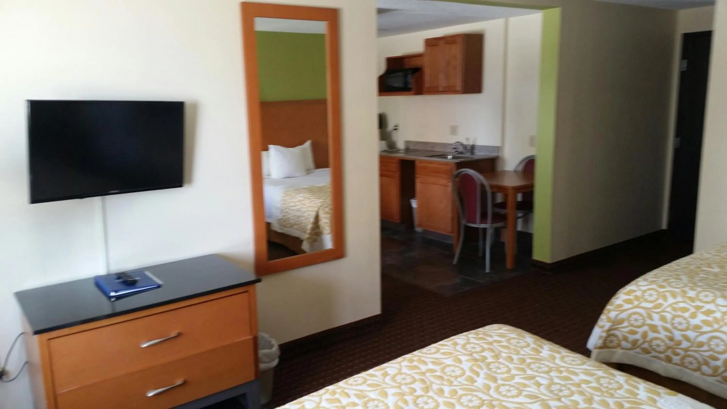 Photo of the whole room, Bed in Days Inn by Wyndham Fort Dodge