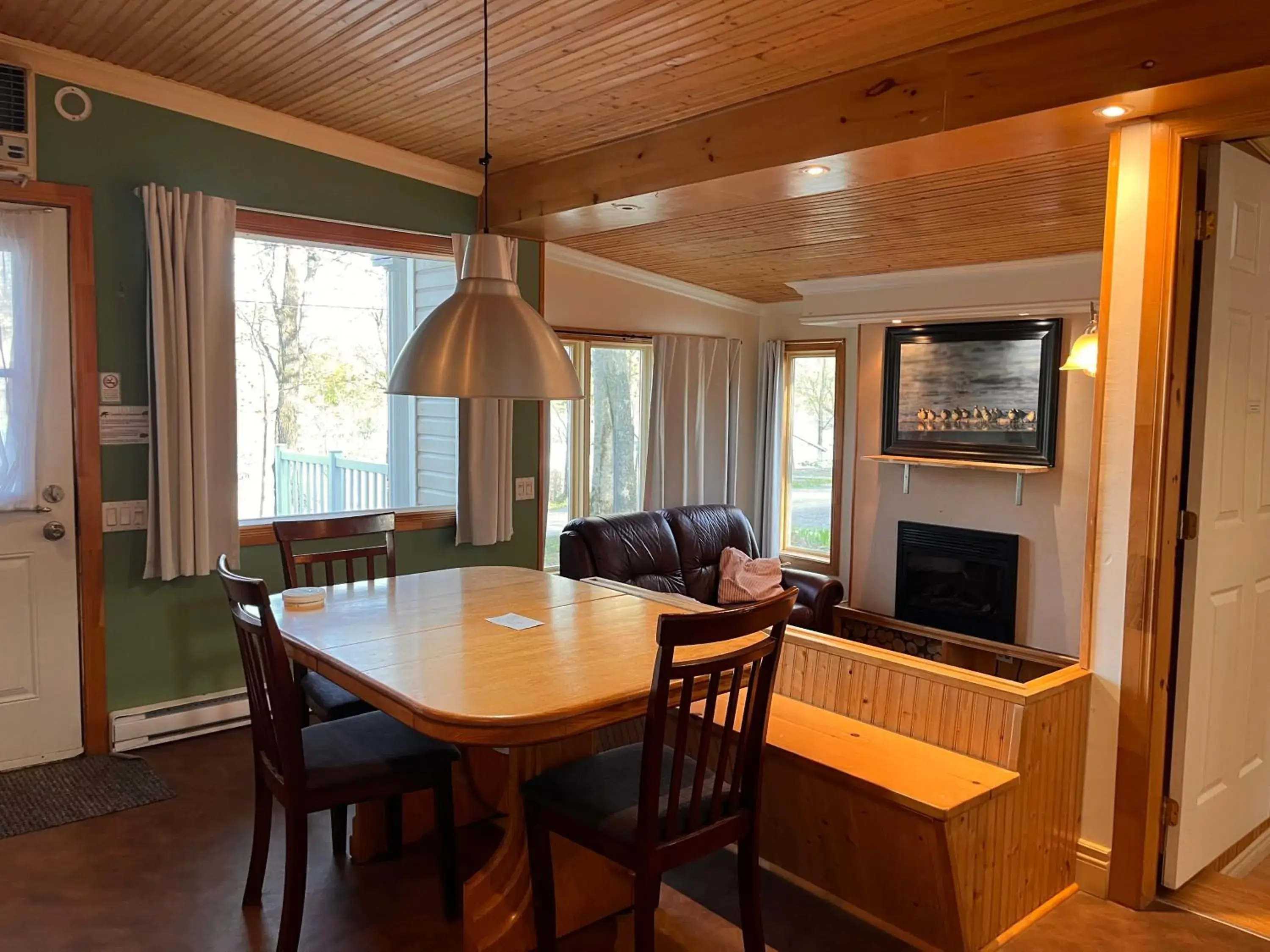 Three-Bedroom Cottage in Camping Chalets Lac St-Augustin Three-Bedroom Cottage in Camping Chalets Lac St-Augustin