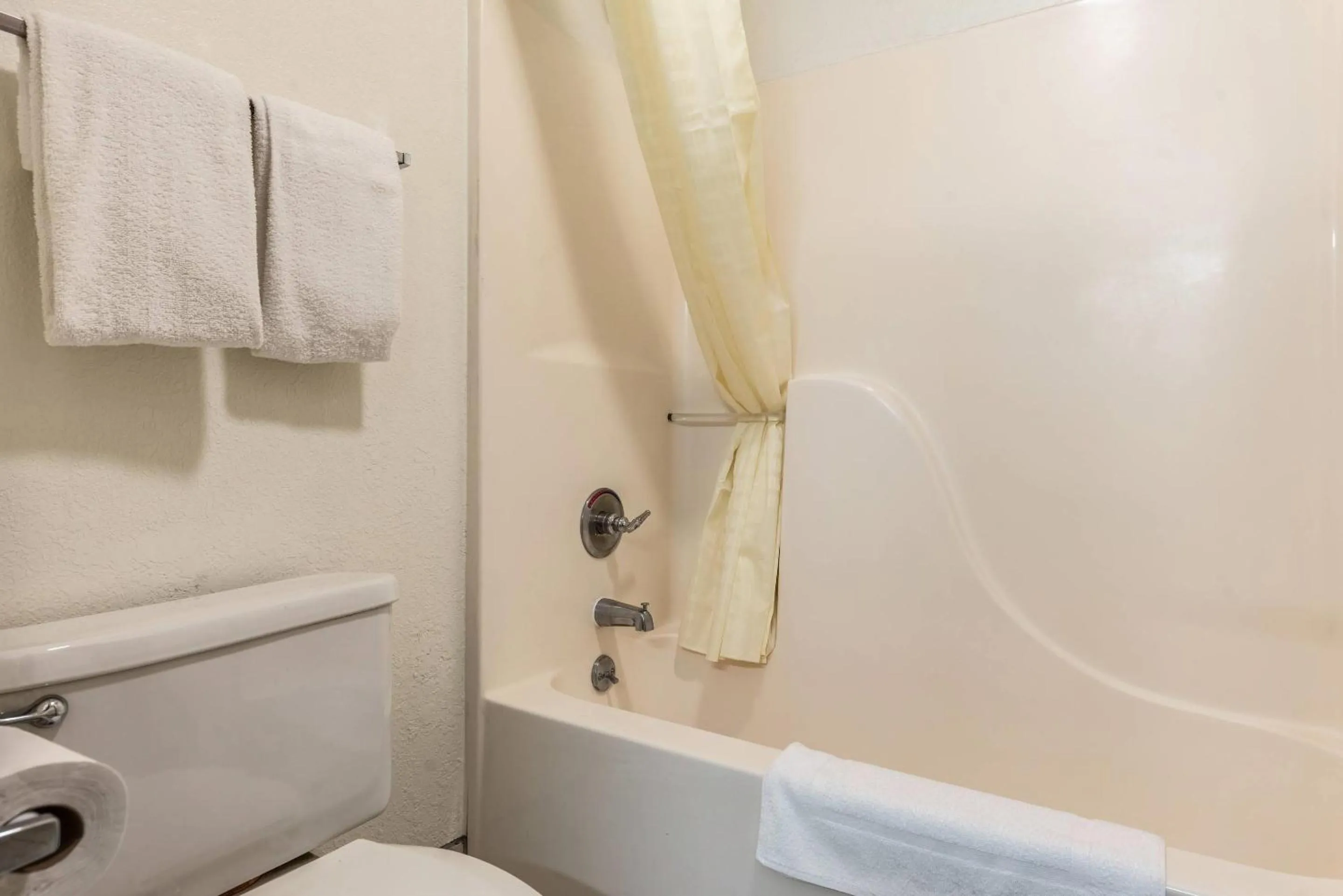 Bedroom in Econo Lodge Inn & Suites Mckinney - Plano North