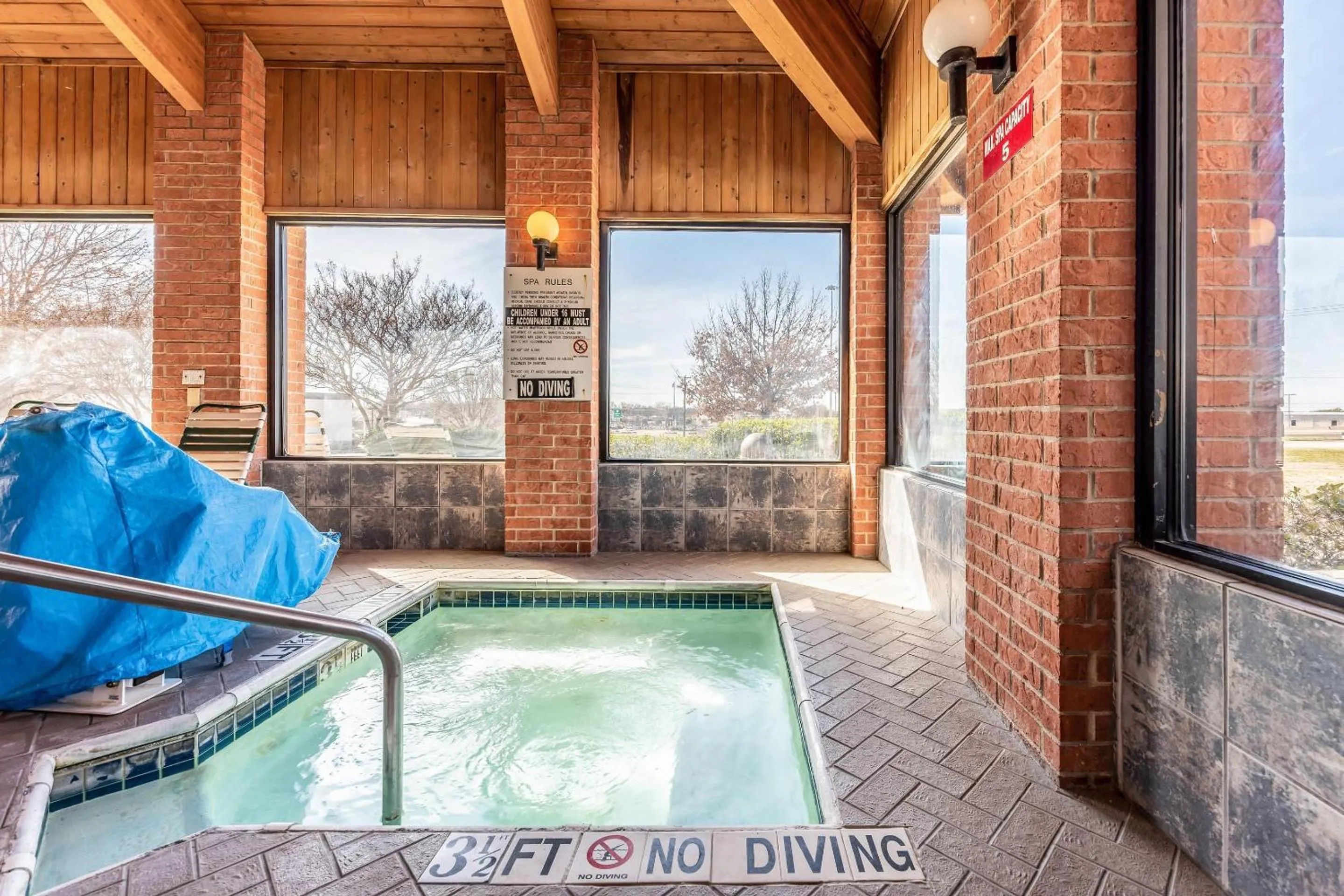 Swimming pool in Econo Lodge Inn & Suites Mckinney - Plano North