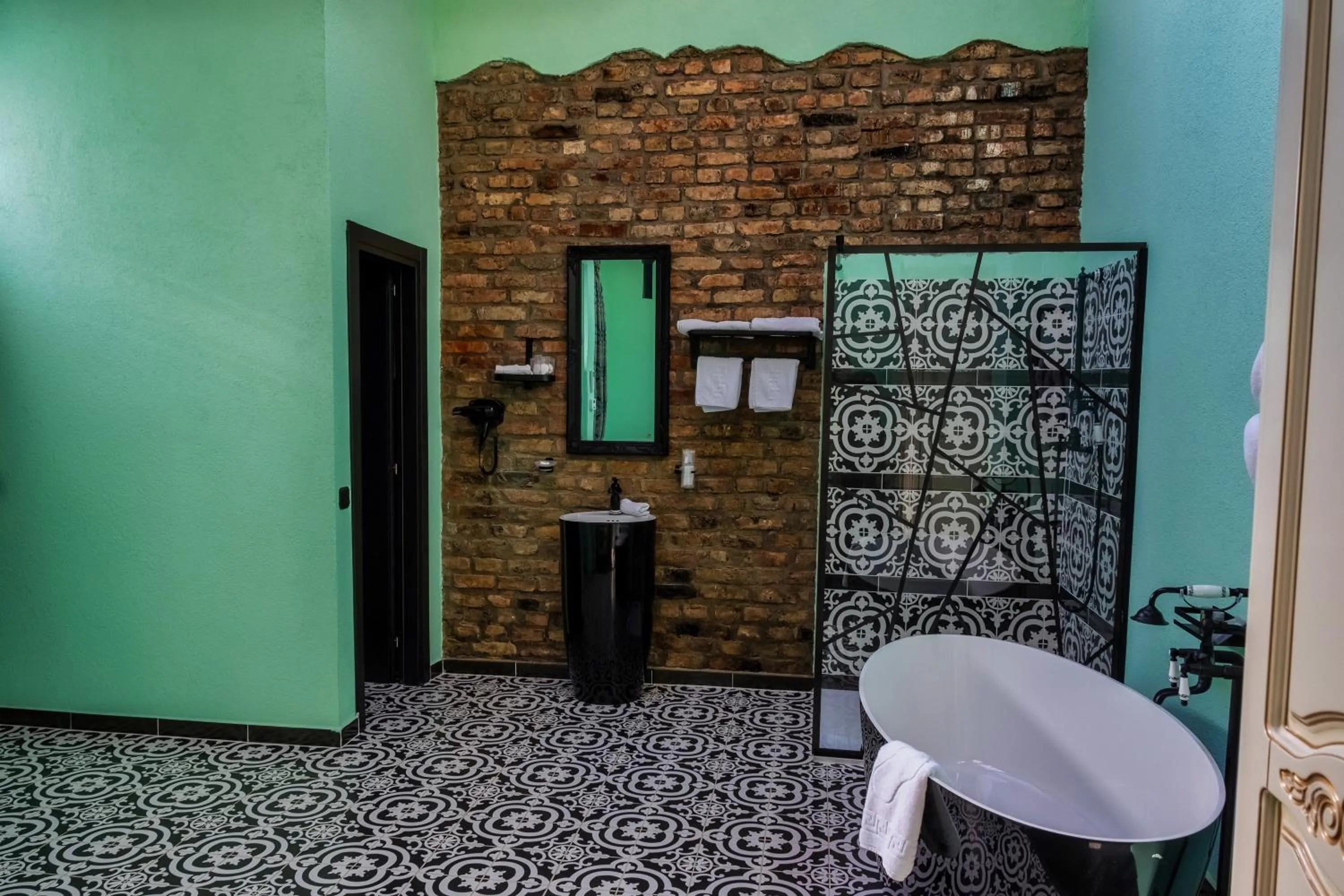 Bathroom in JMR Royal -Luxury Rooms & Private Sauna