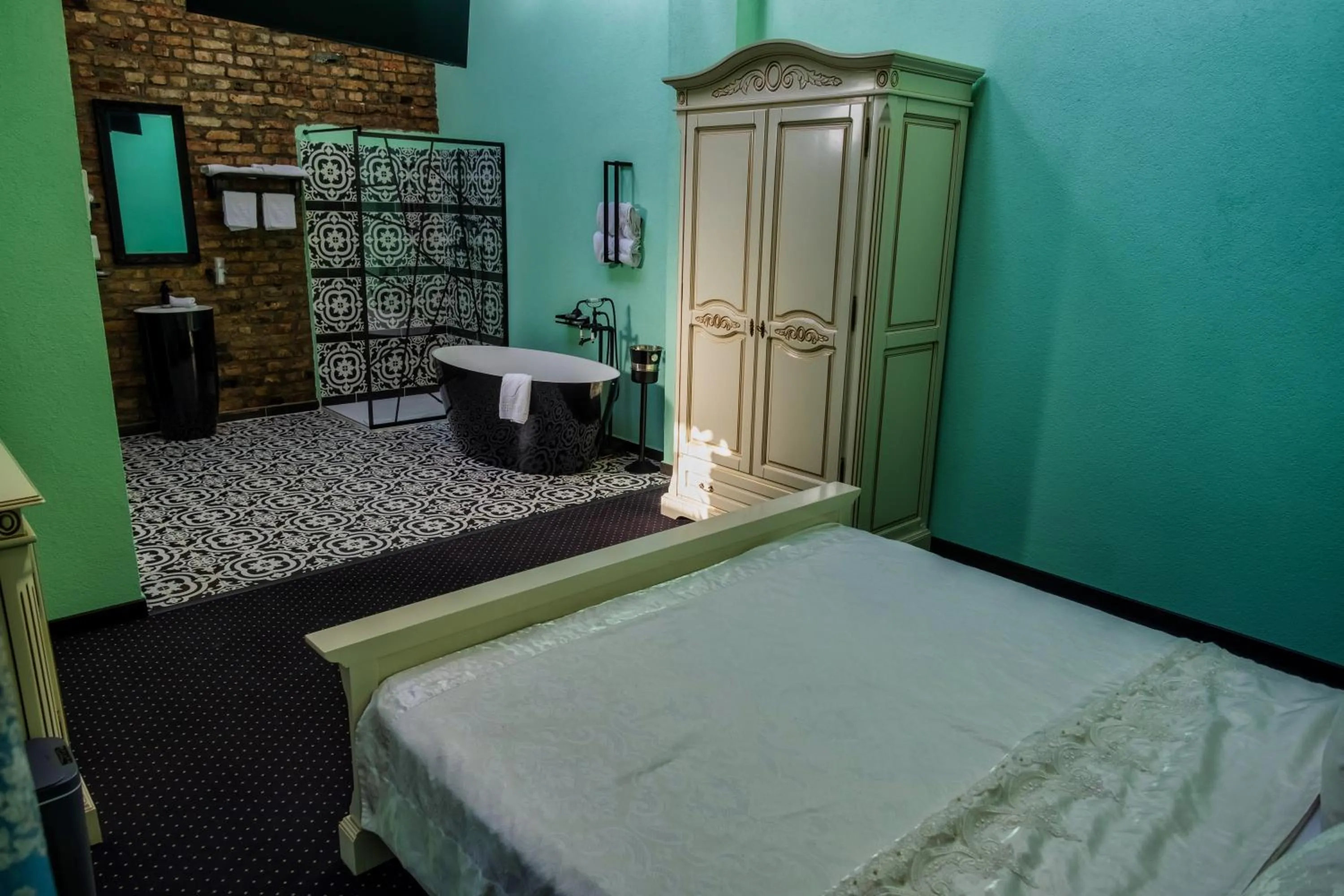Bed in JMR Royal -Luxury Rooms & Private Sauna