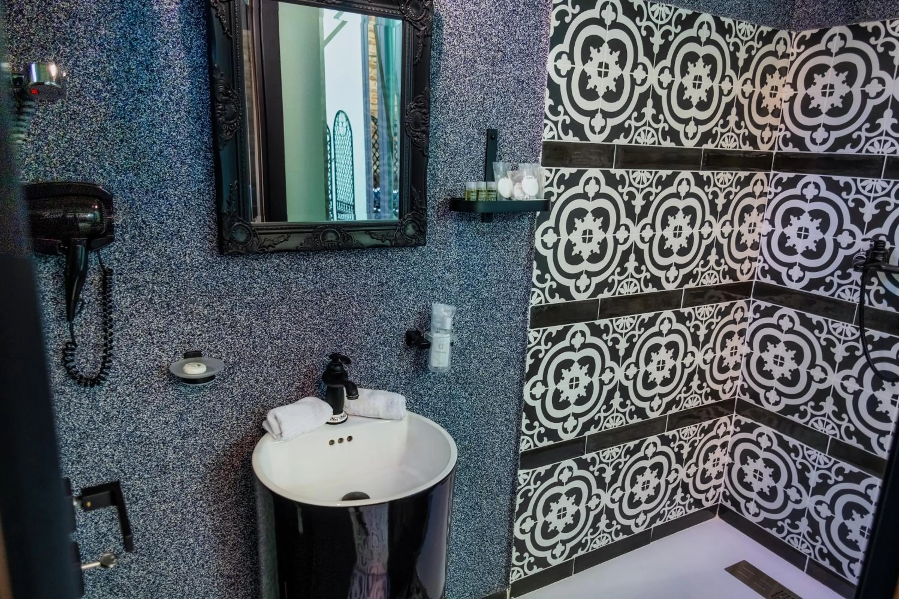 Shower in JMR Royal -Luxury Rooms & Private Sauna