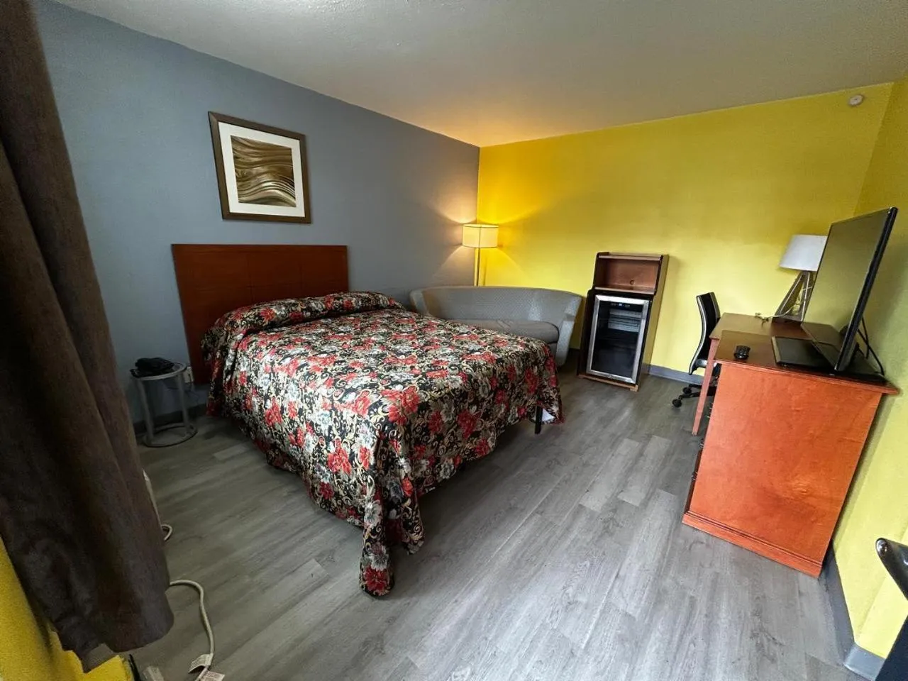 Bedroom, Bed in Travelers Inn by OYO Longview Kelso