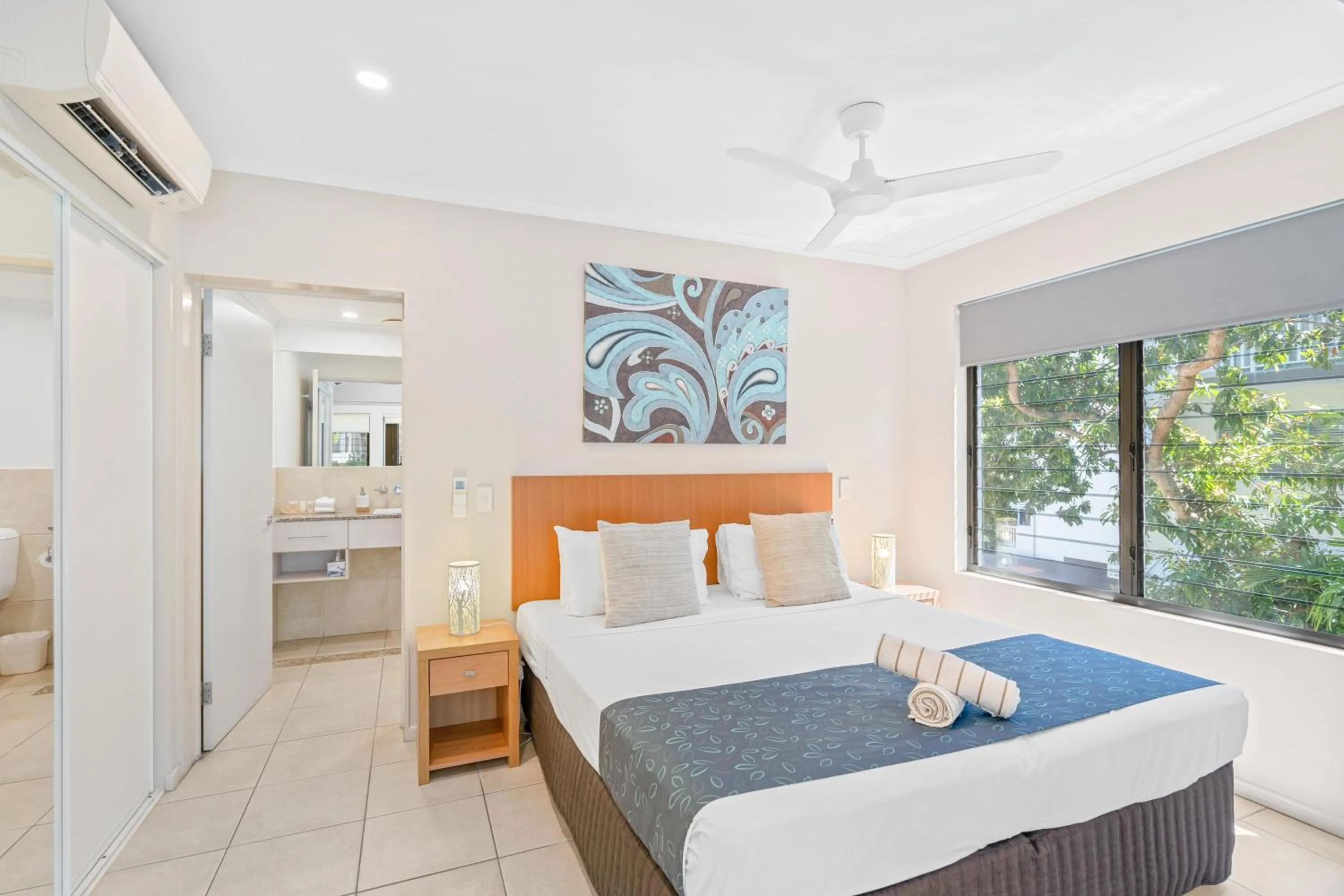 Bedroom, Bed in Sea Point on Trinity Beach