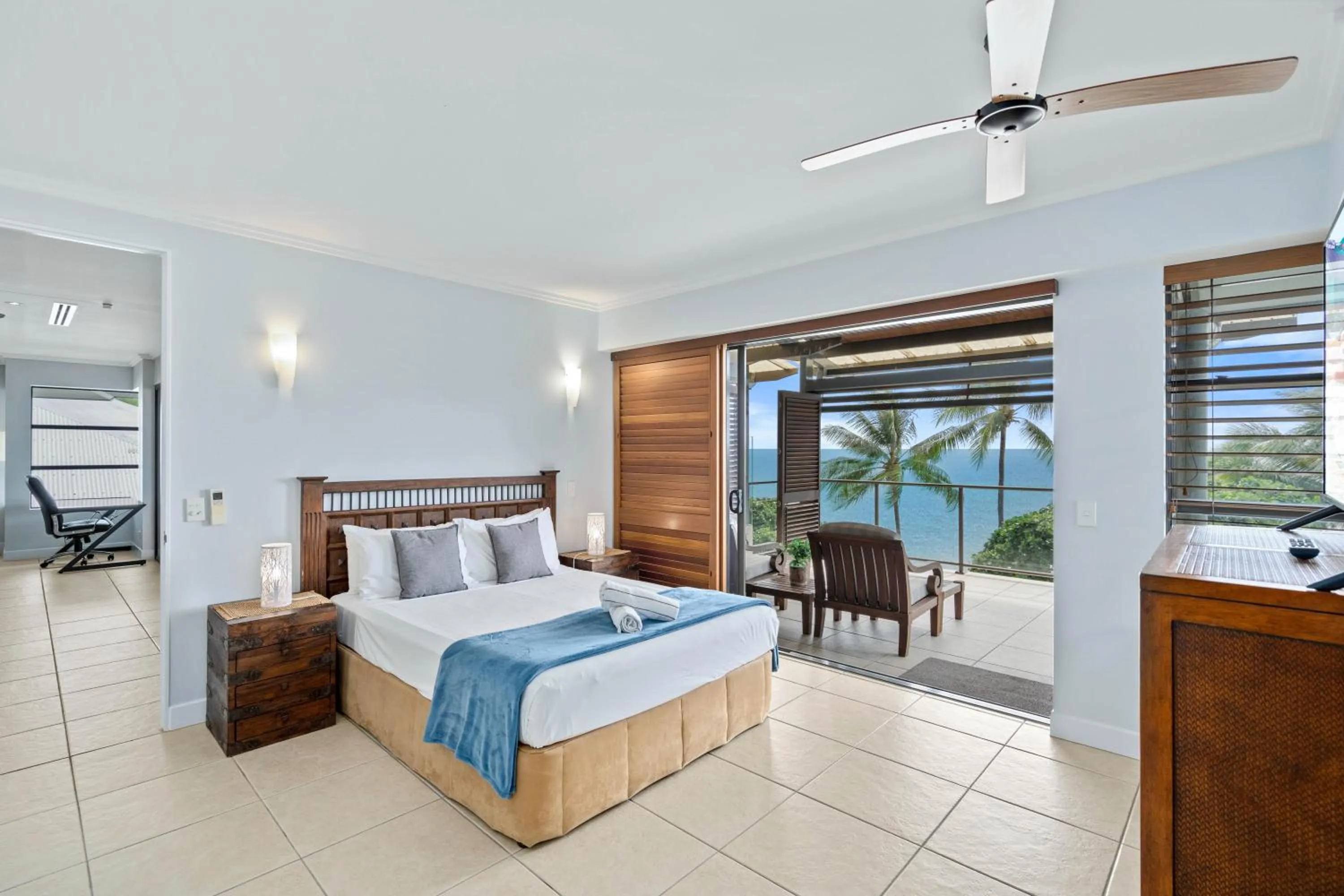 Bedroom, Bed in Sea Point on Trinity Beach