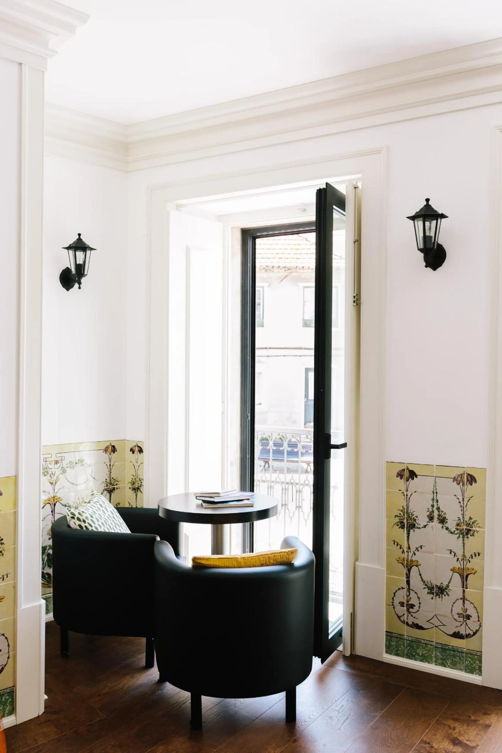 Communal lounge/ TV room in Lisbon South Hostel