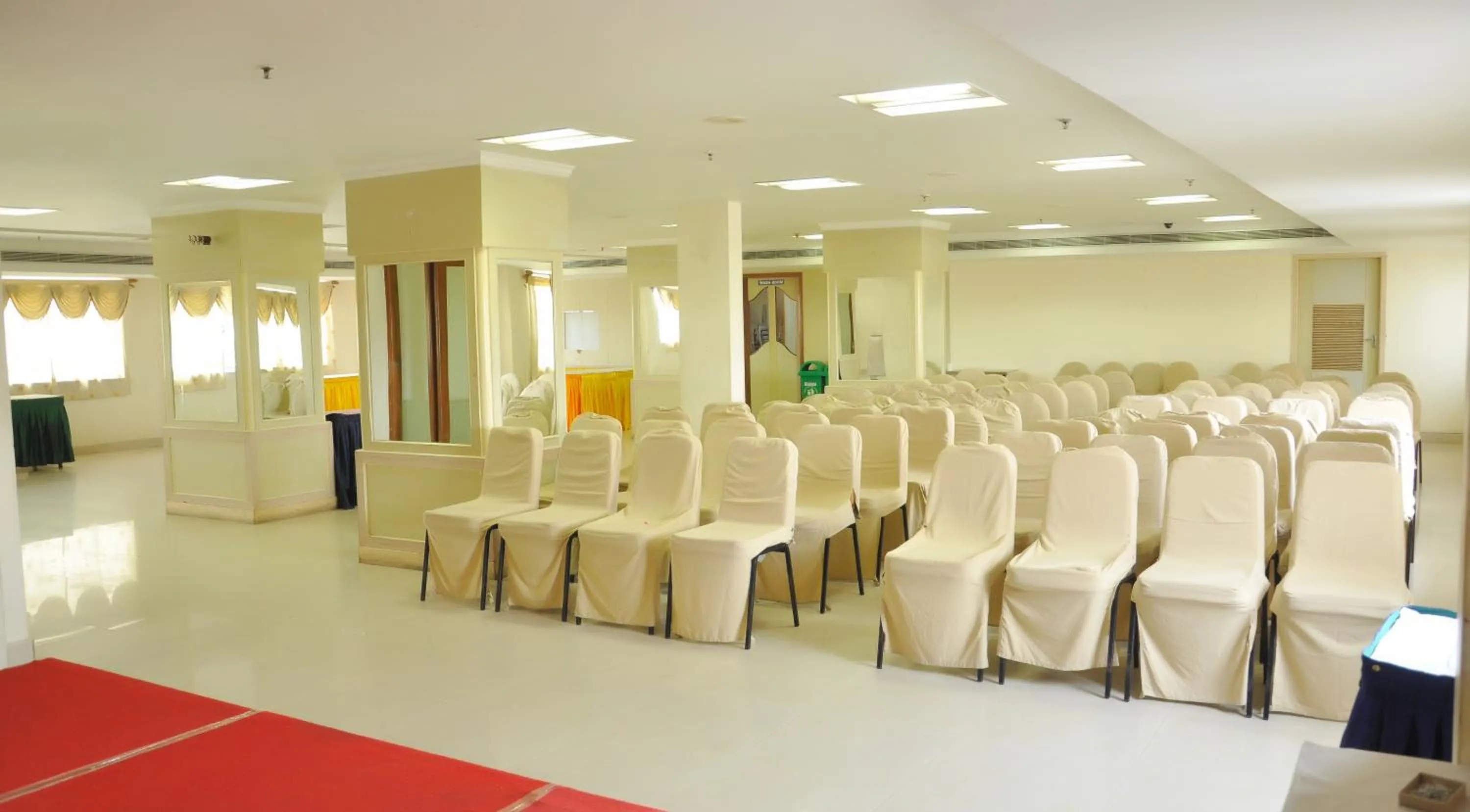 Meeting/conference room in Nayagara Hotel