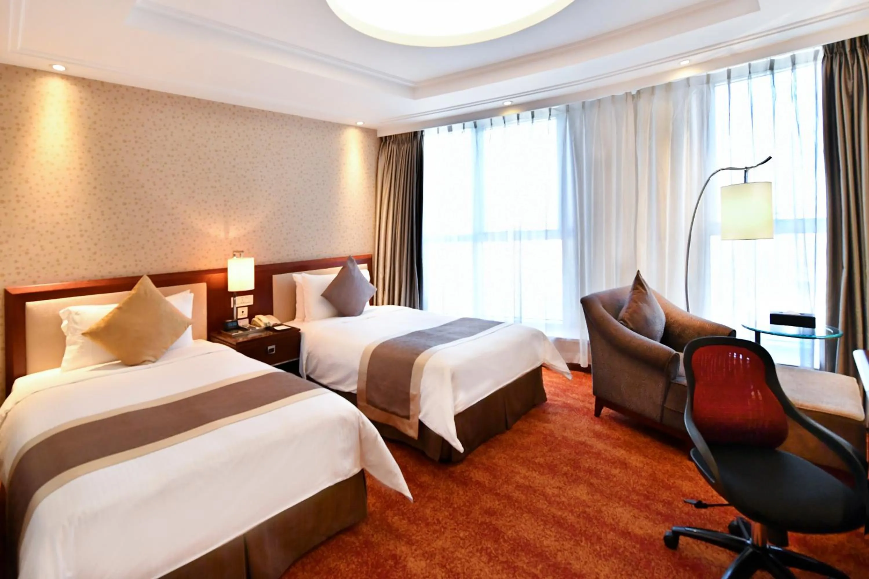 Photo of the whole room, Bed in Central Hotel Shanghai - Nanjing Road