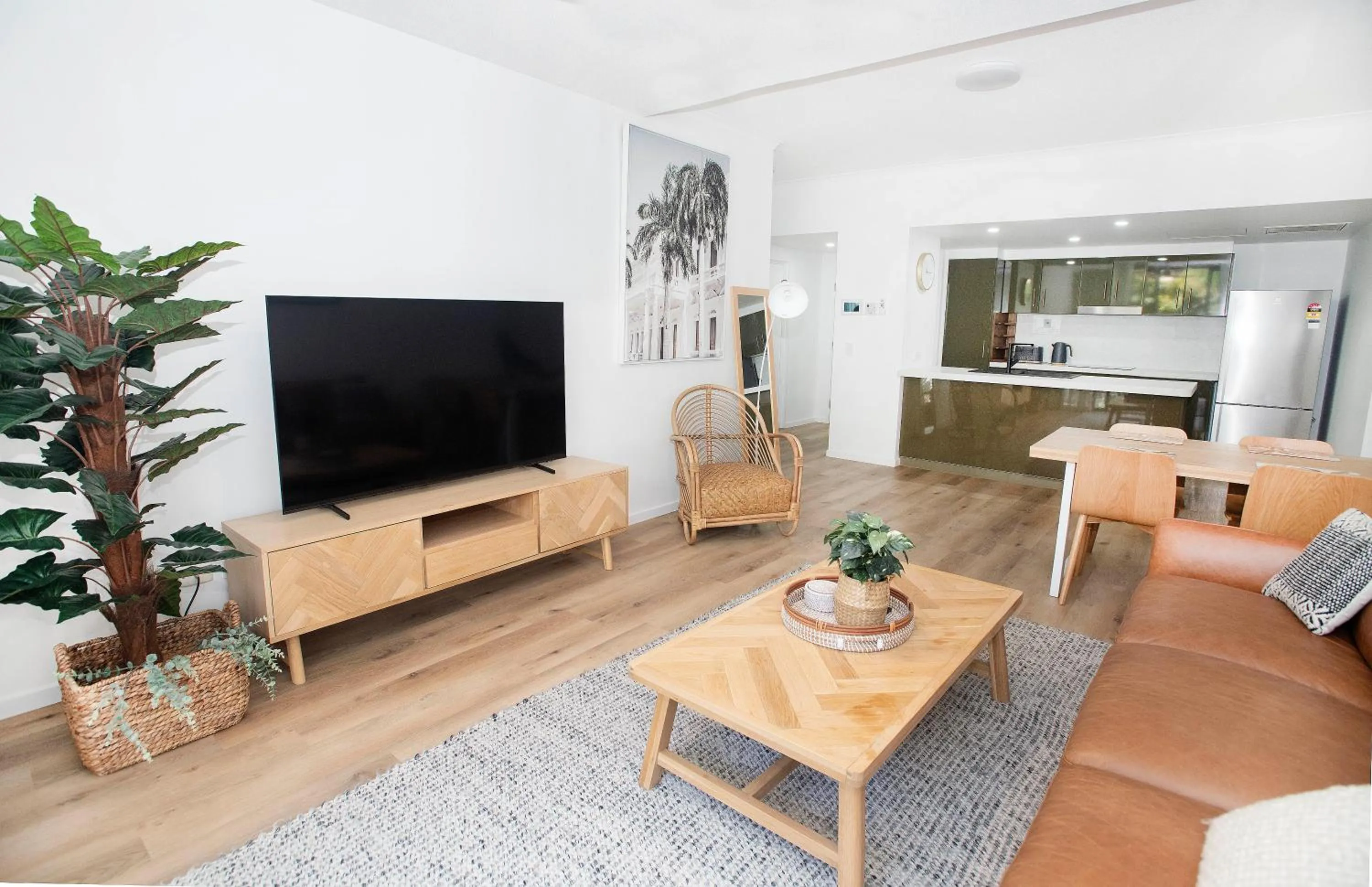 TV and multimedia in Swell Resort Burleigh Heads