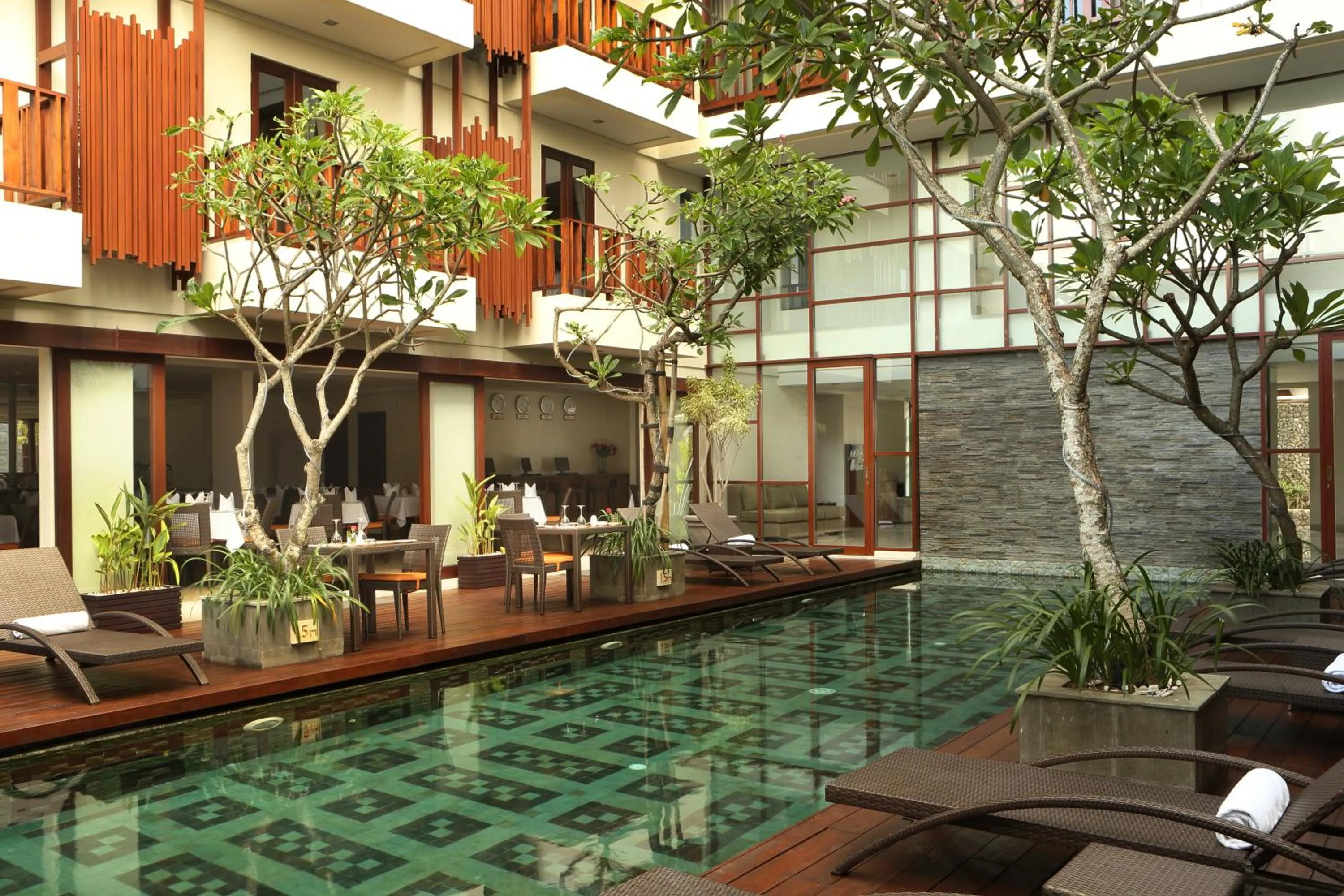 Swimming pool in d'primahotel Seminyak