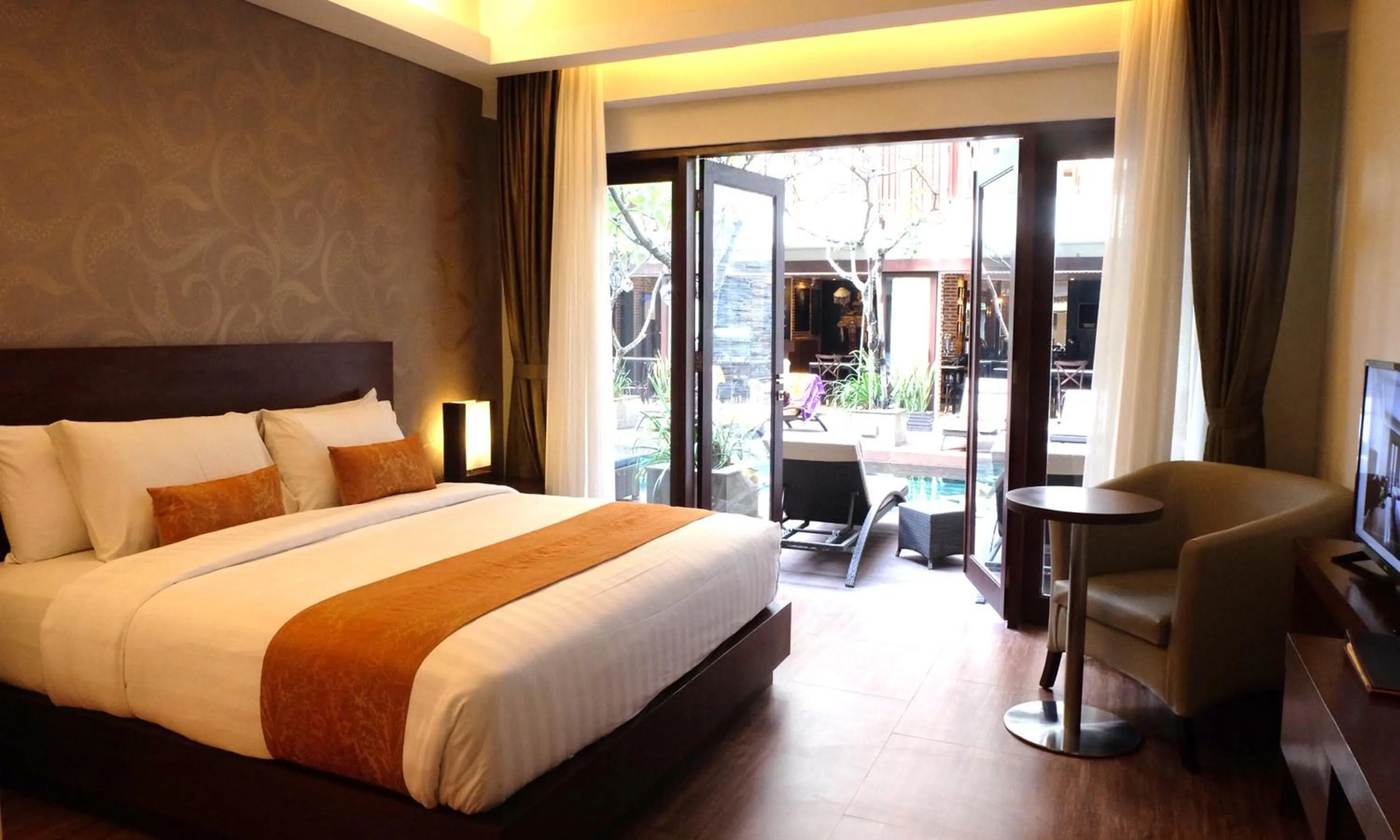 Pool view, Bed in d'primahotel Seminyak