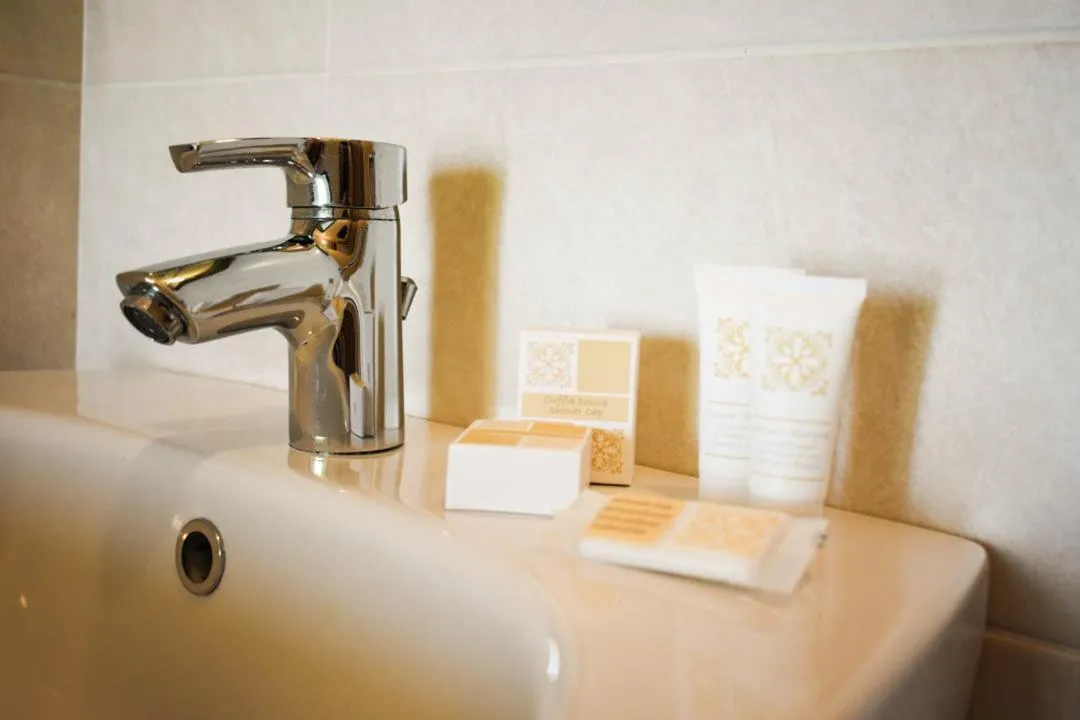 Bathroom in Hotel Embassy