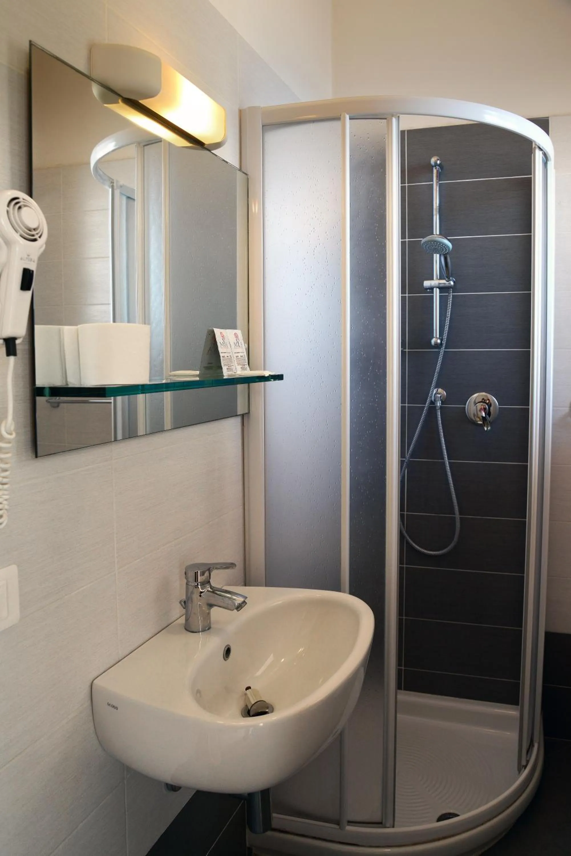 Bathroom in Hotel Embassy