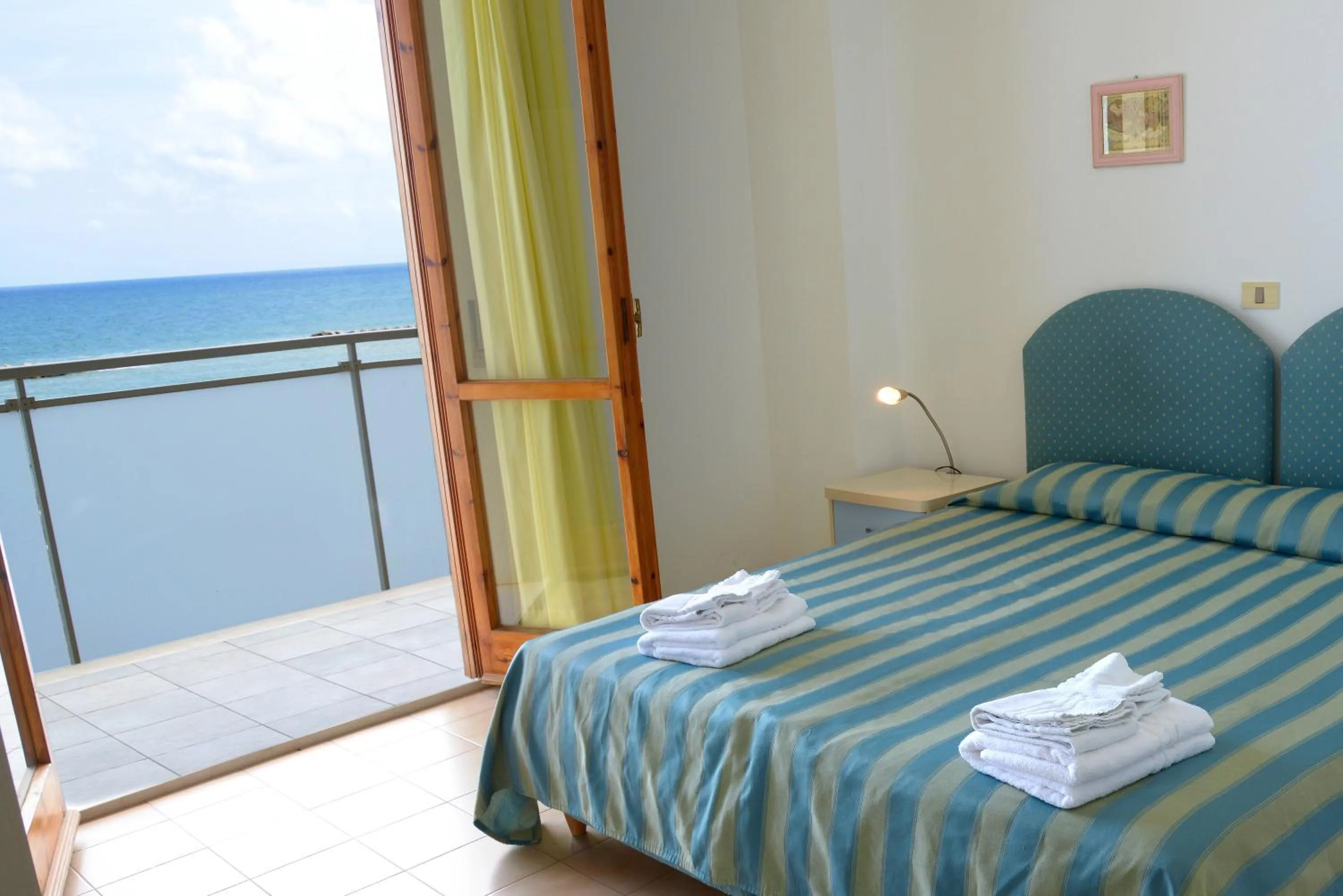 Bedroom, Bed in Hotel Embassy