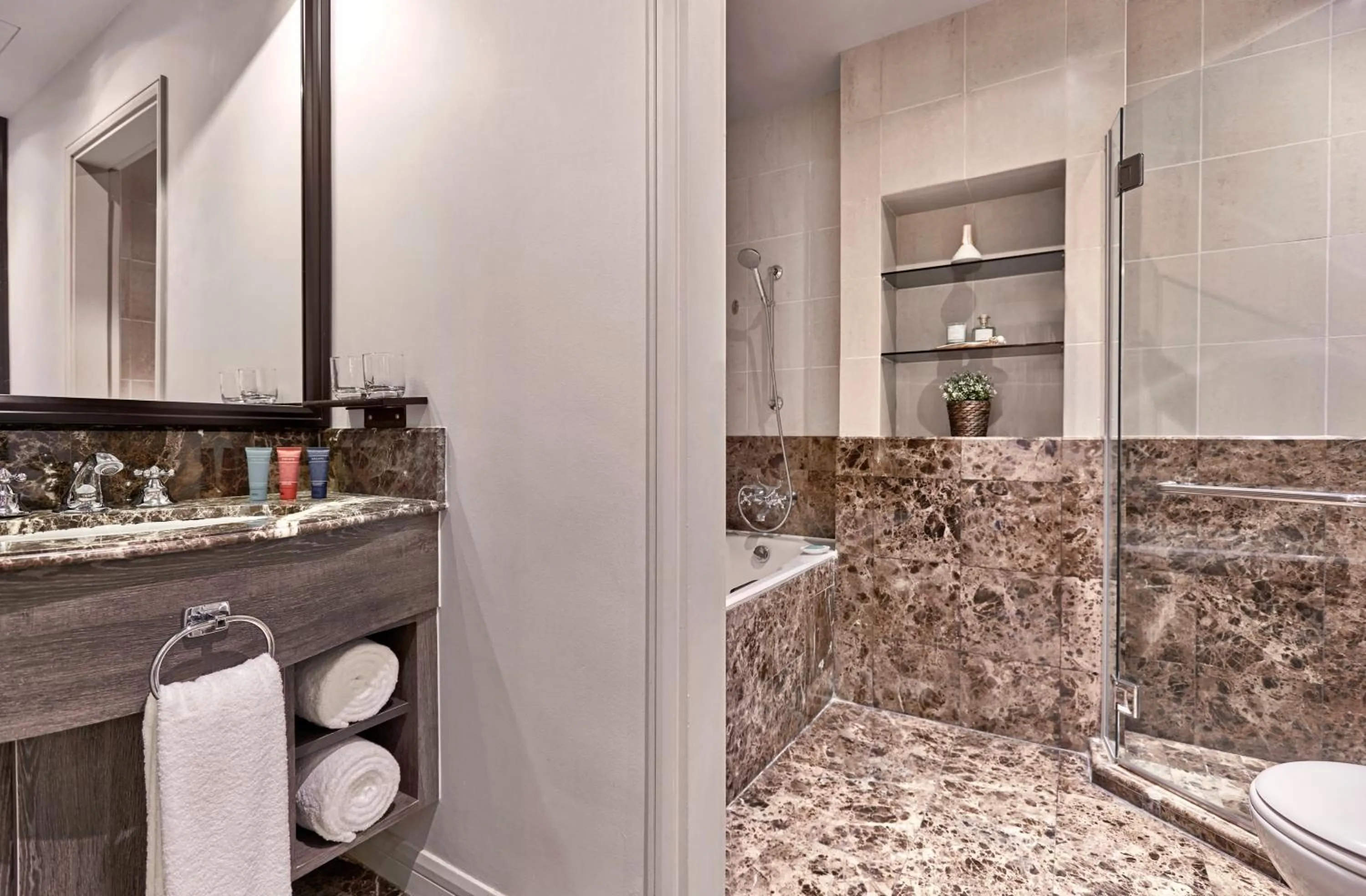 Bathroom in Adina Serviced Apartments Singapore Orchard