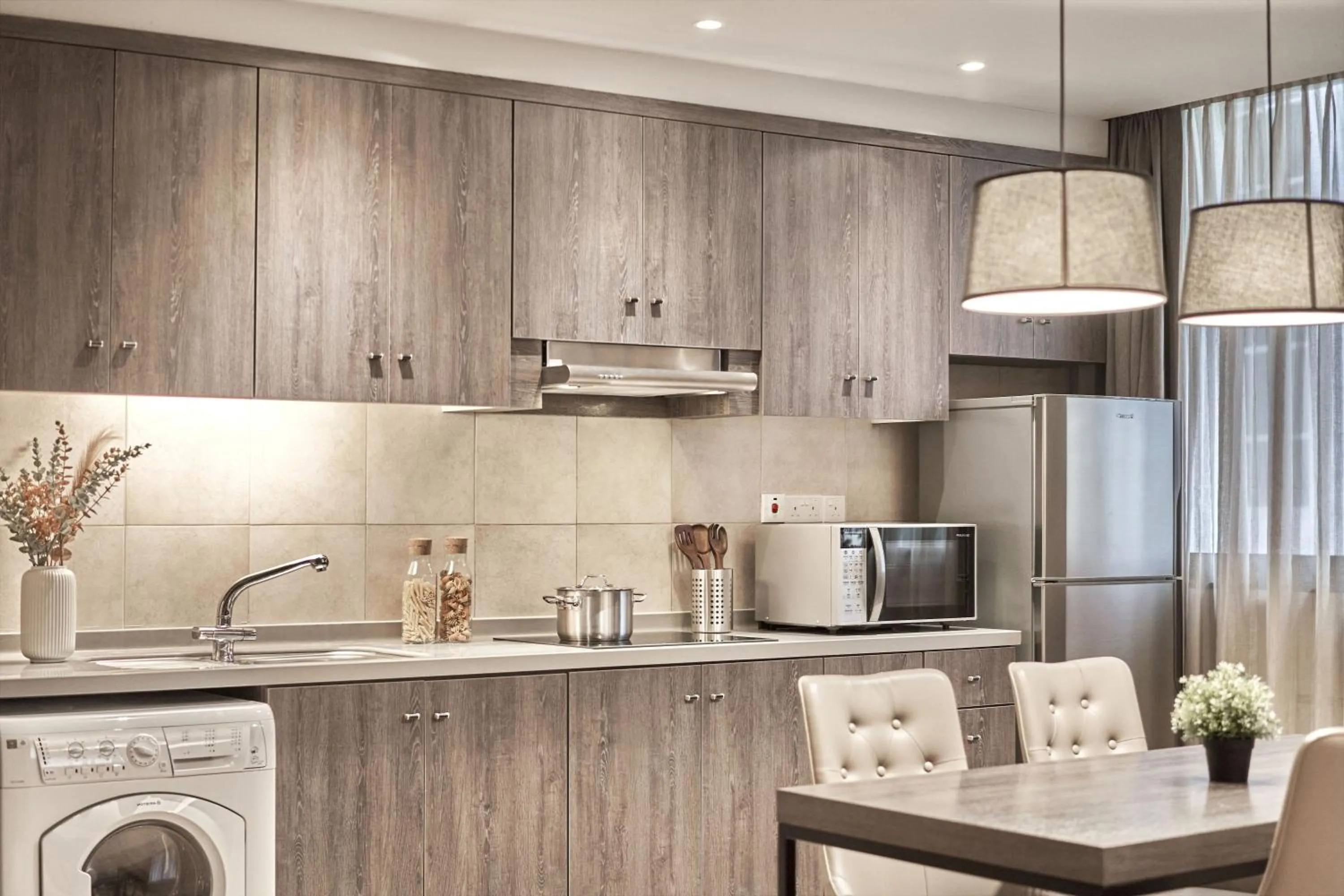 Dining area in Adina Serviced Apartments Singapore Orchard